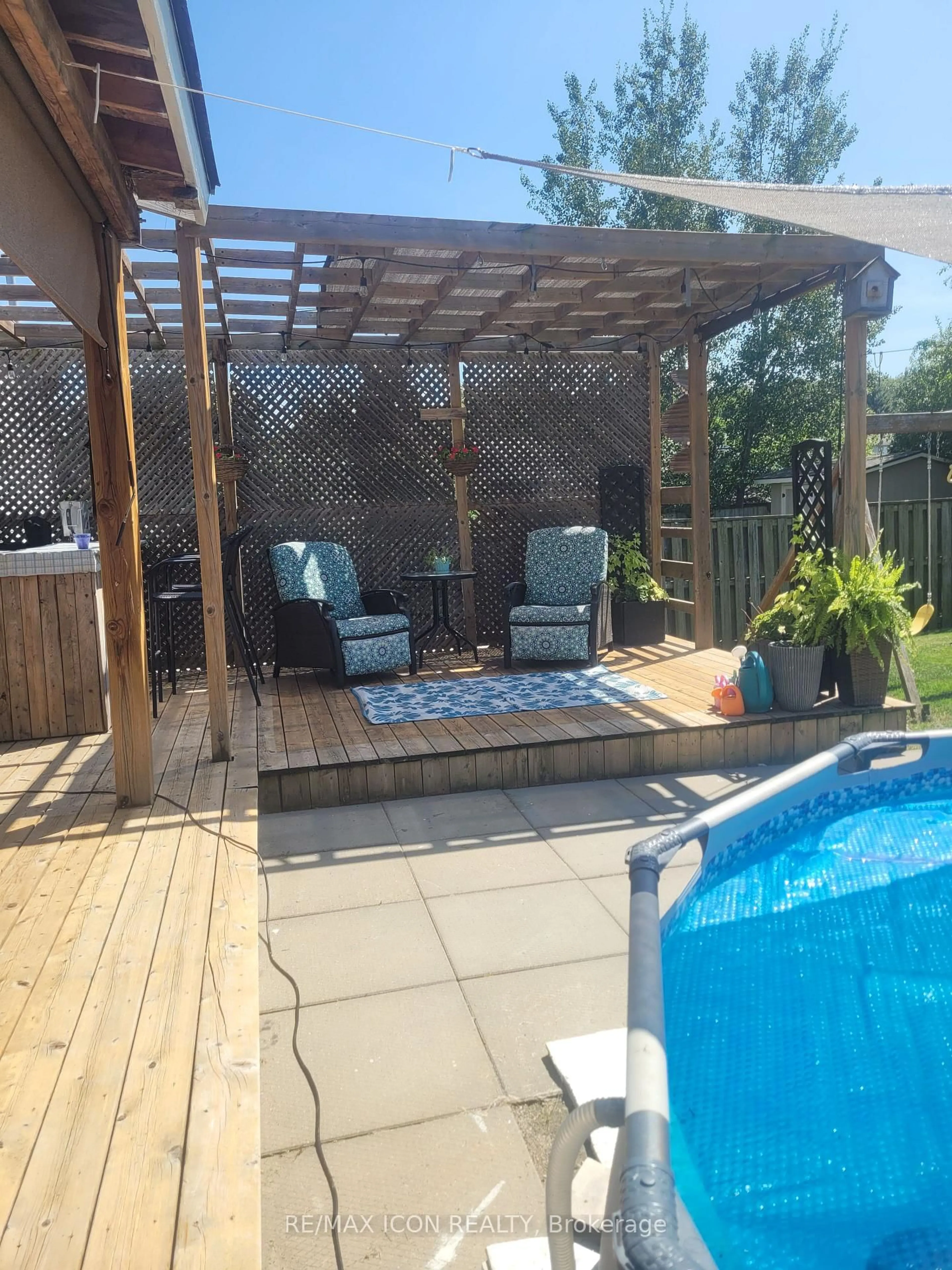 Patio, street for 311 Misty Cres, Kitchener Ontario N2B 3V4