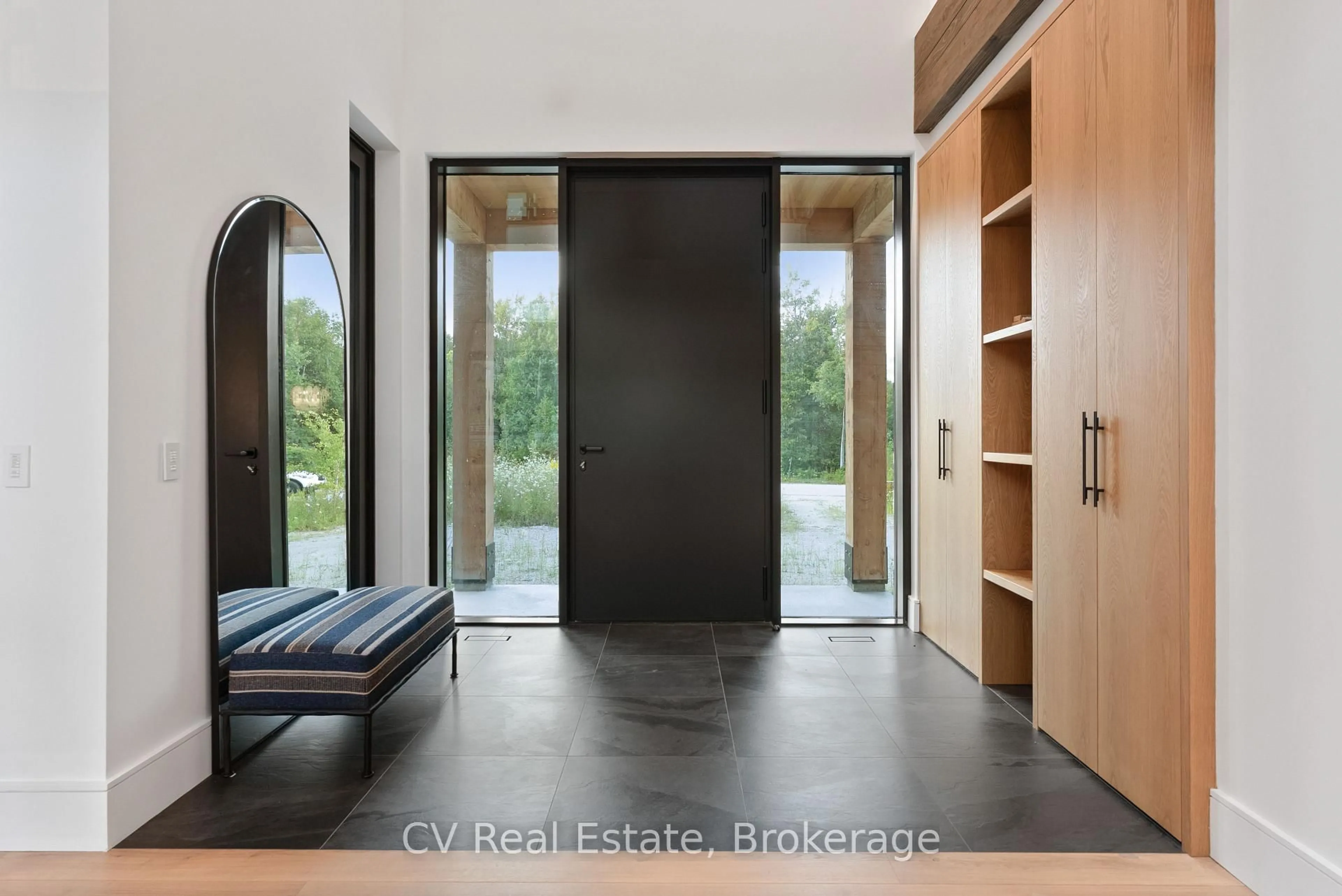 Indoor entryway for 150 Delphi Lane, Blue Mountains Ontario N0H 1J0