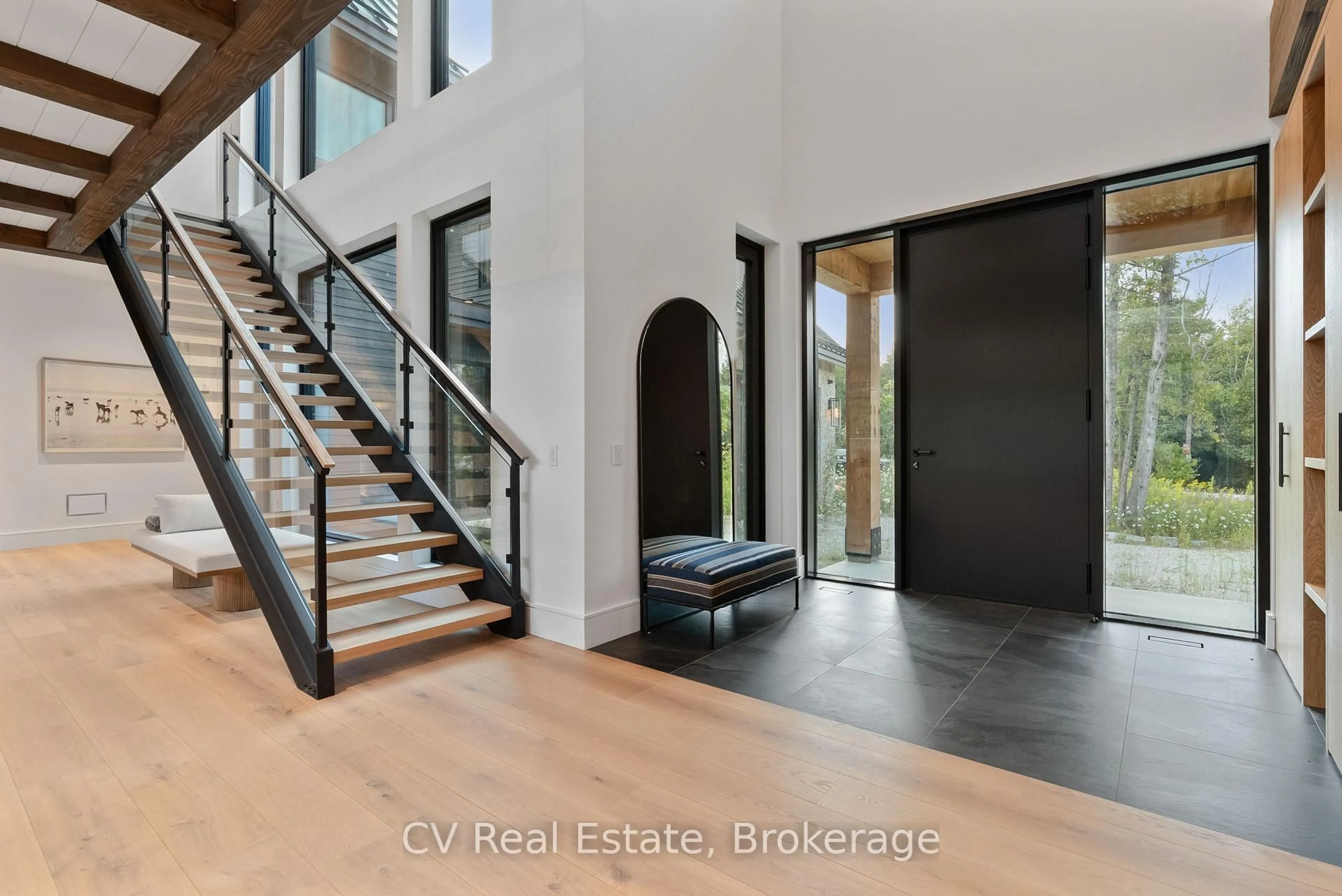 Indoor entryway for 150 Delphi Lane, Blue Mountains Ontario N0H 1J0