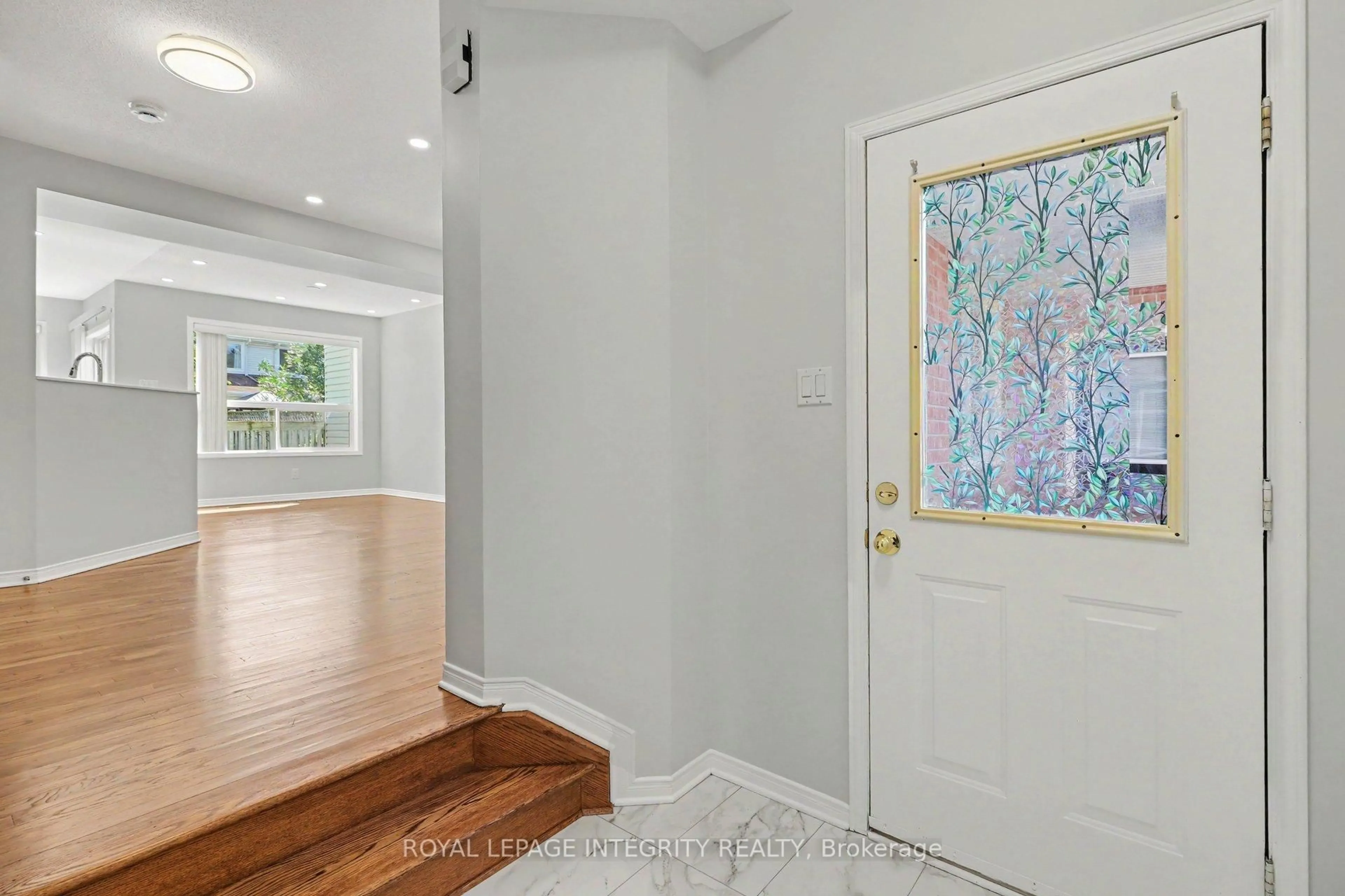 Indoor entryway for 15 Angus Dr, Ottawa Ontario K2L 4E6