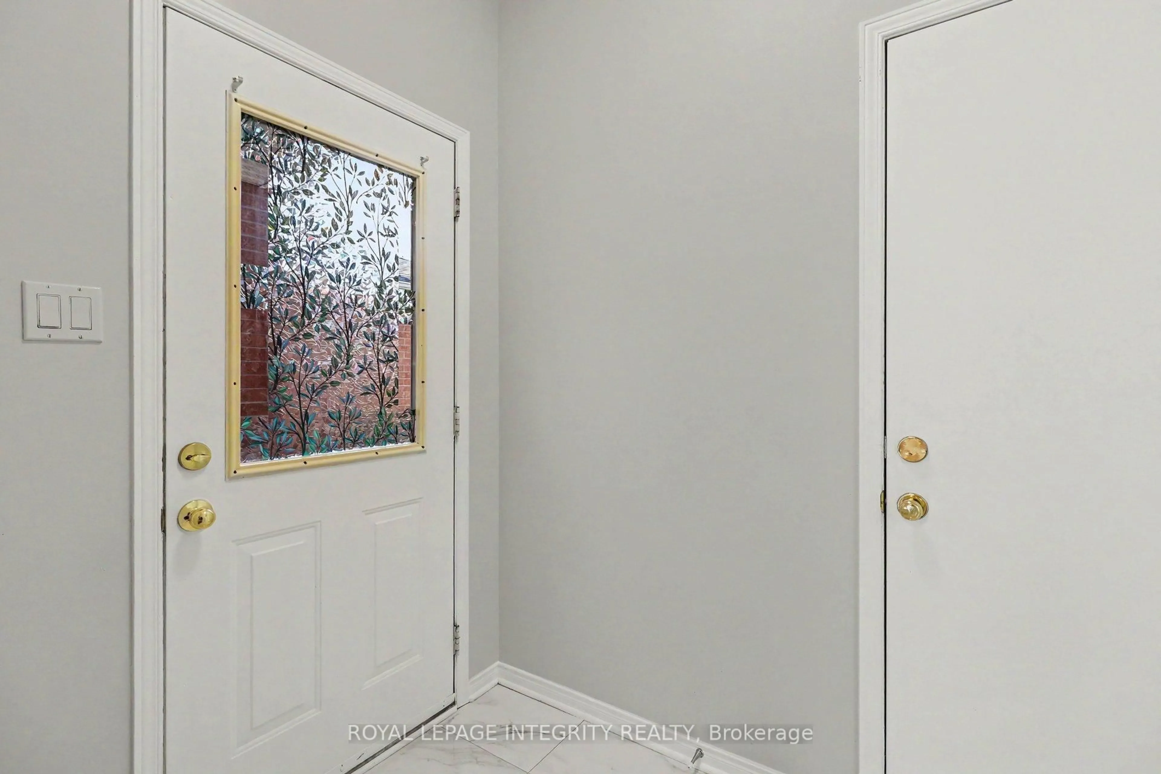 Indoor entryway for 15 Angus Dr, Ottawa Ontario K2L 4E6