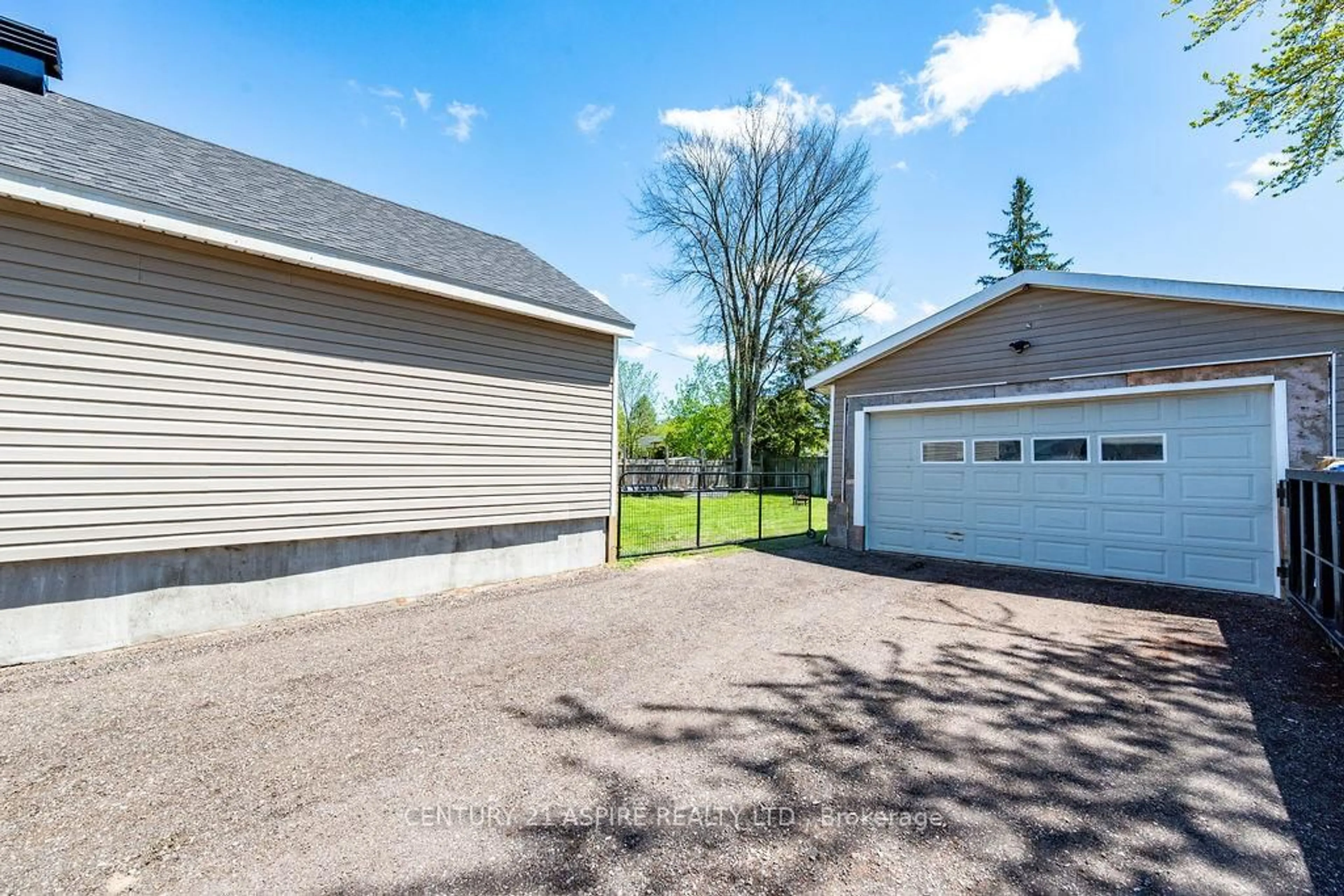 Indoor garage for 20 Hilda St, Petawawa Ontario K8H 1T6