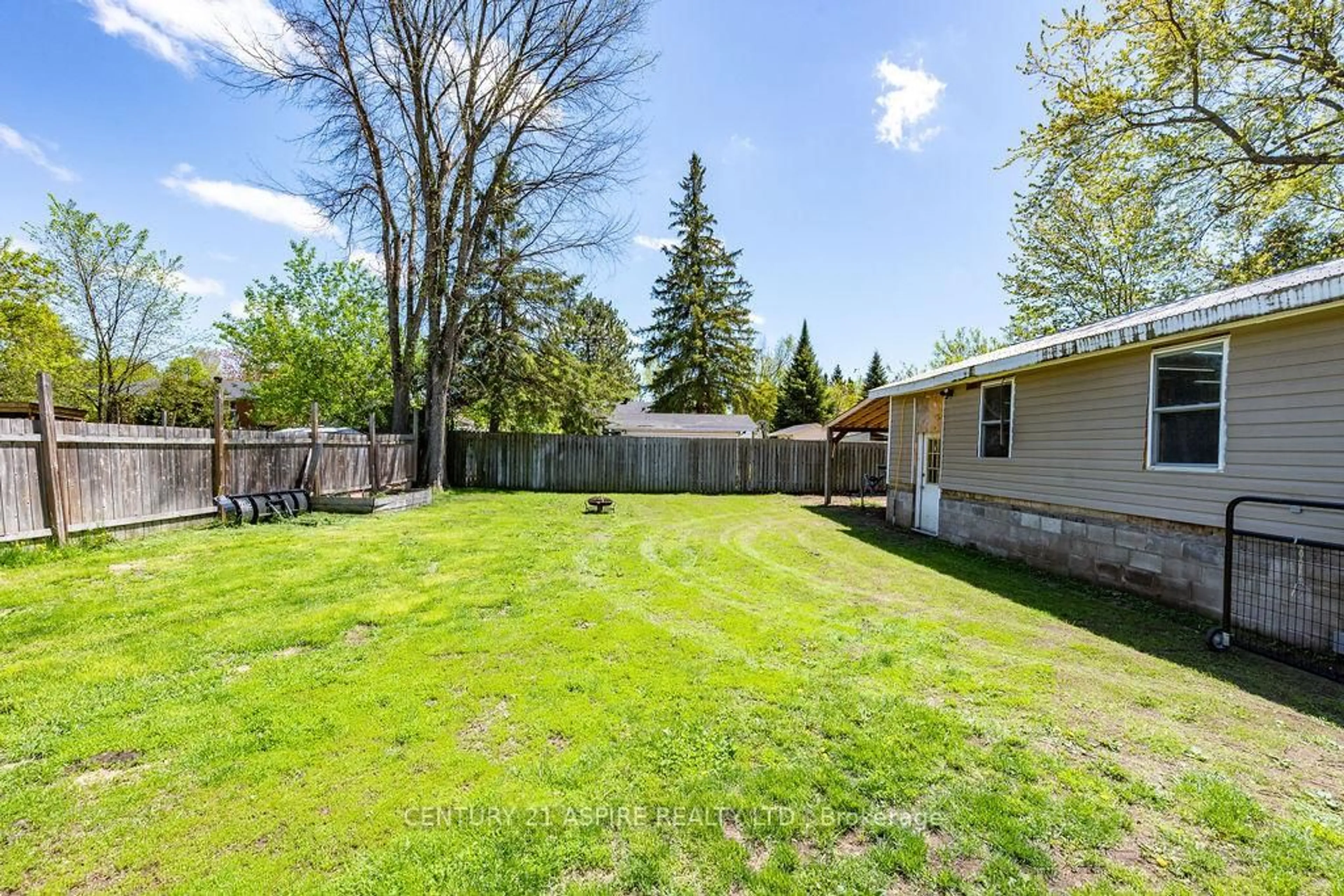 Patio, unknown for 20 Hilda St, Petawawa Ontario K8H 1T6