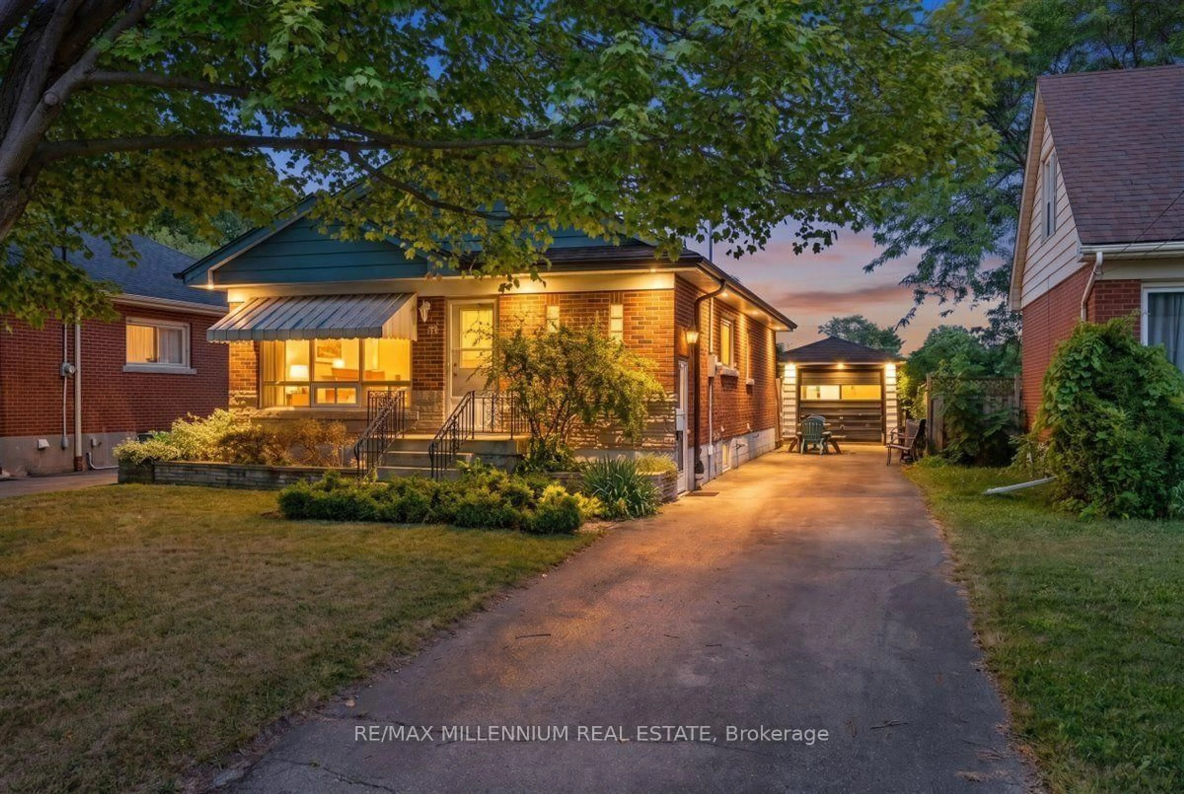 A pic from outside/outdoor area/front of a property/back of a property/a pic from drone, street for 37 Radford St, Hamilton Ontario L8S 3E5