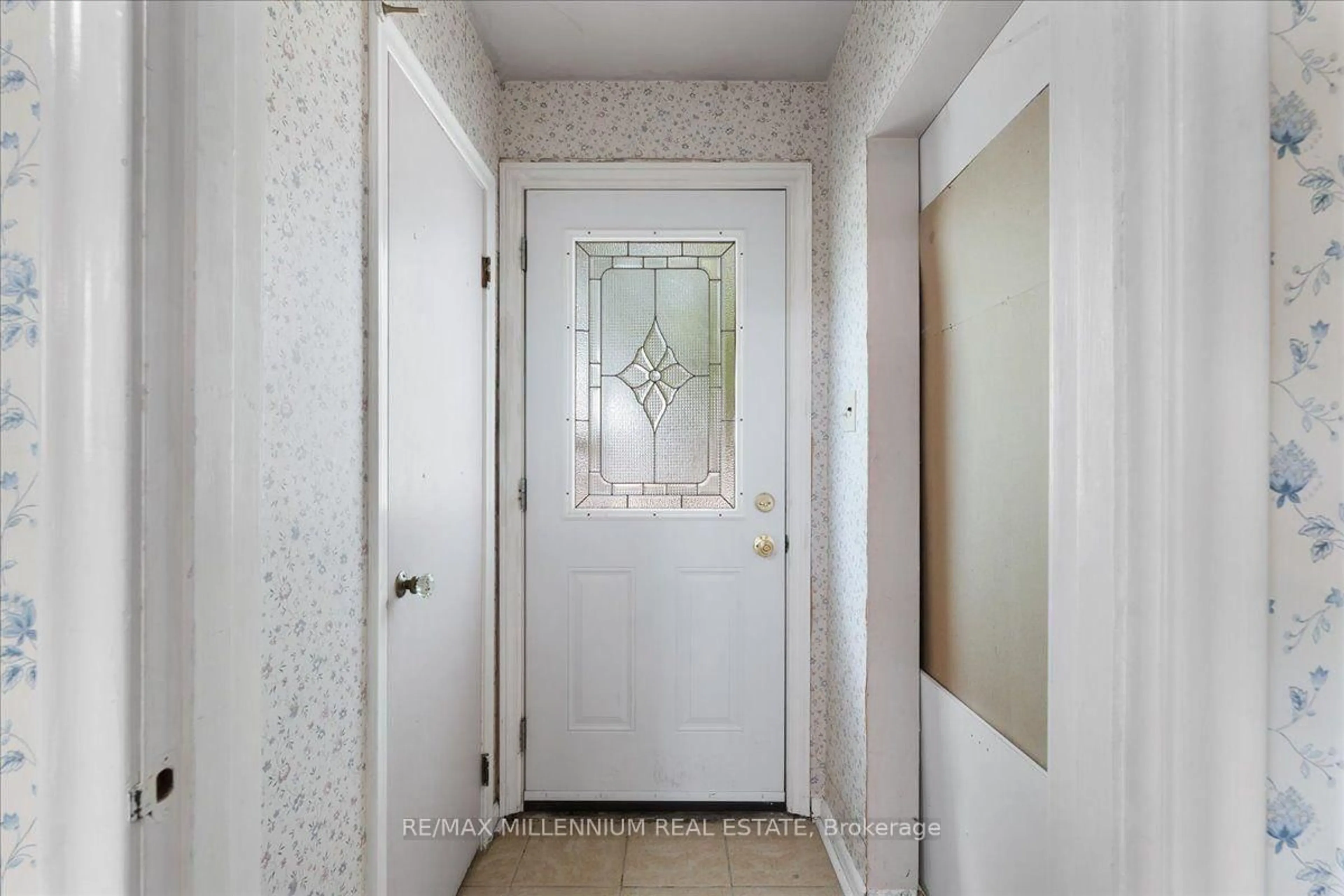 Indoor entryway for 37 Radford St, Hamilton Ontario L8S 3E5