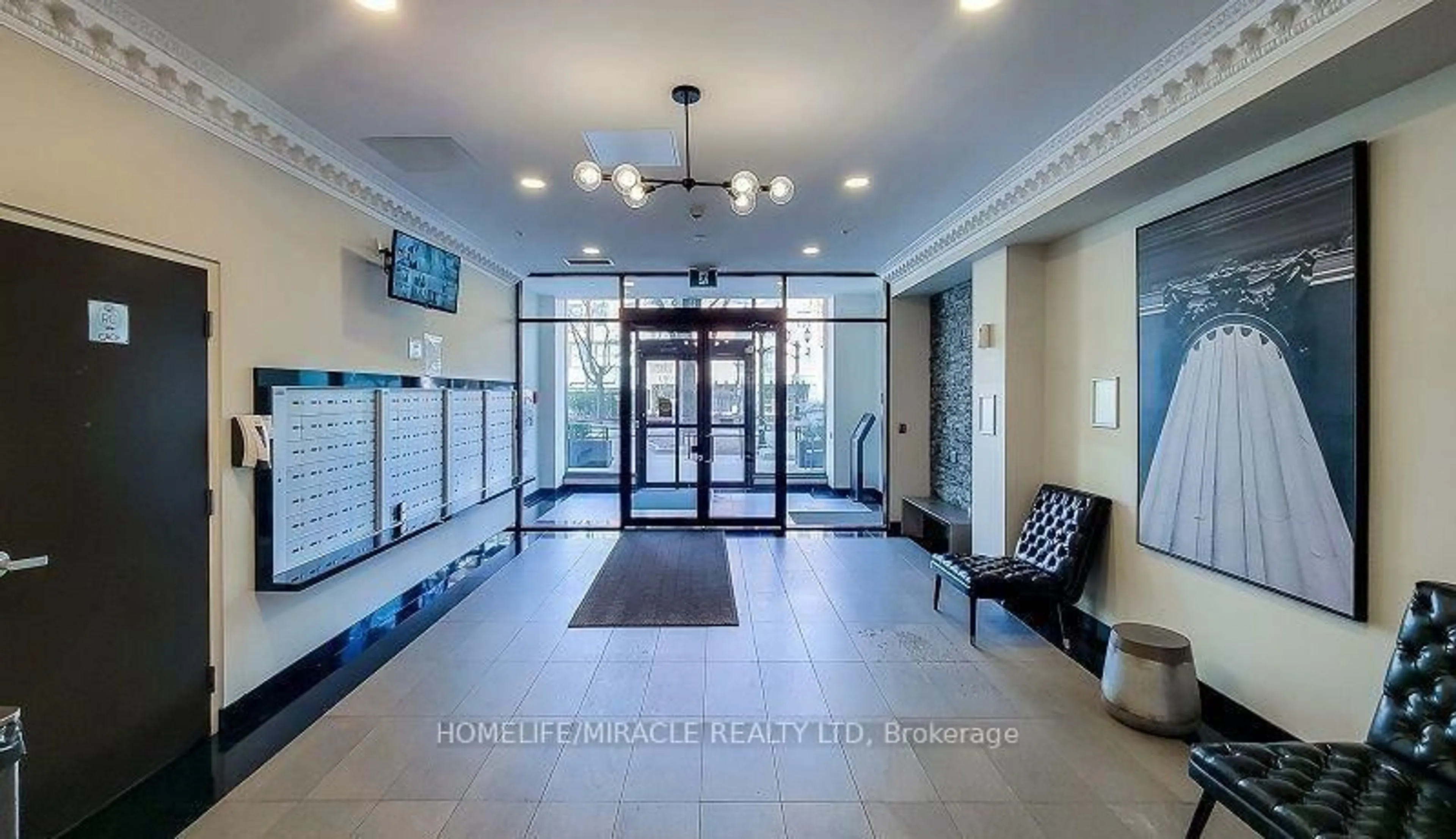 Indoor foyer for 112 King St #707, Hamilton Ontario L8N 1A8