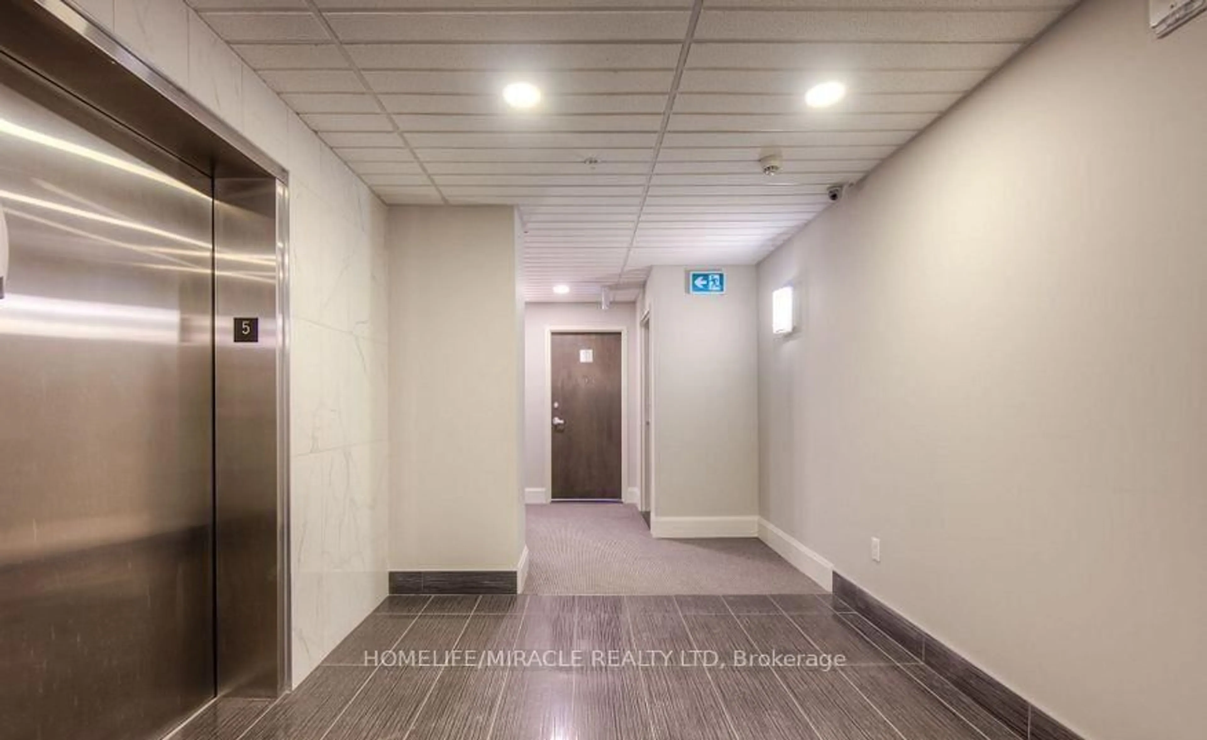 Indoor foyer for 112 King St #707, Hamilton Ontario L8N 1A8