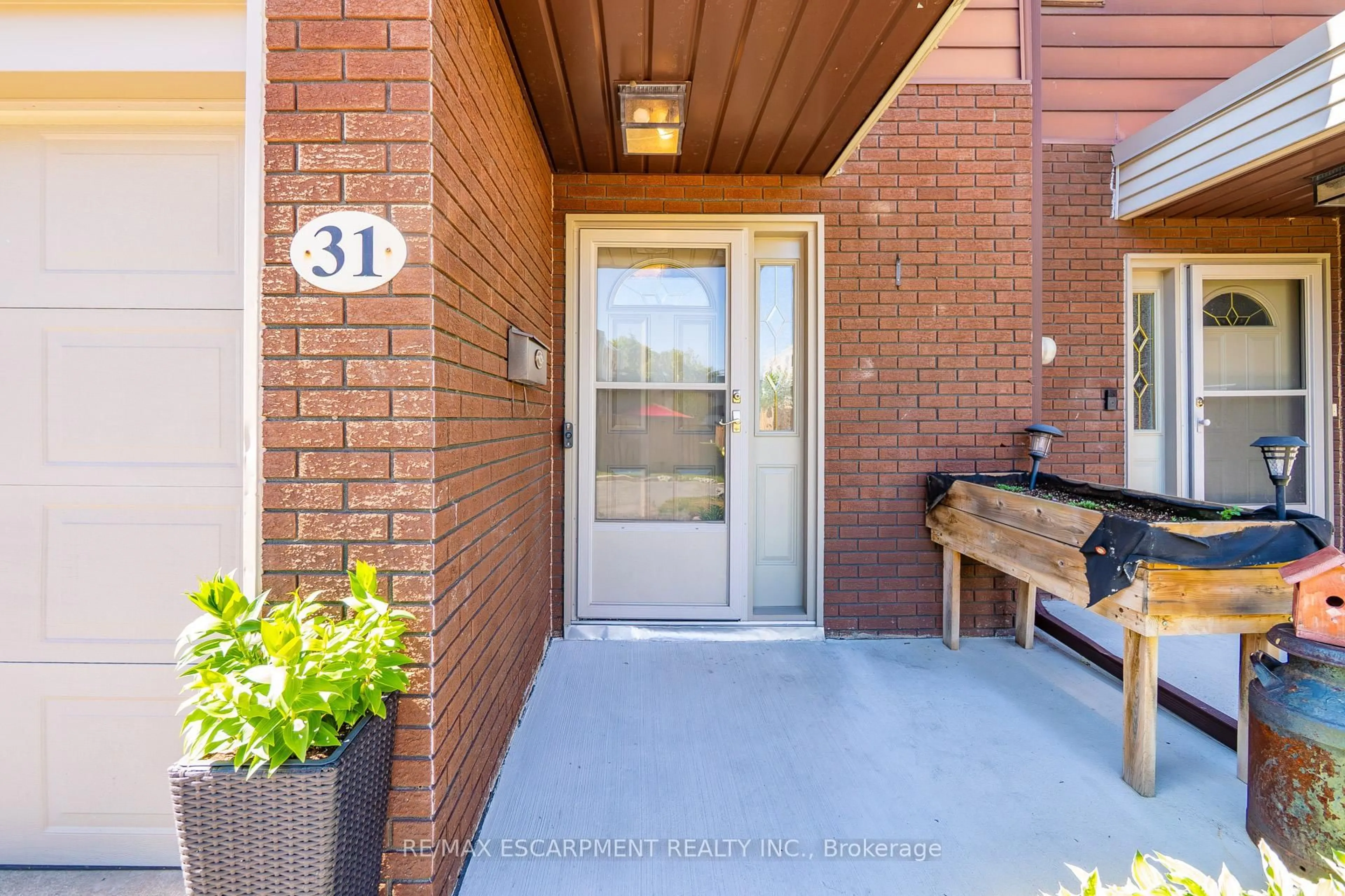 Indoor entryway for 23 Watsons Lane #31, Hamilton Ontario L9H 5G9