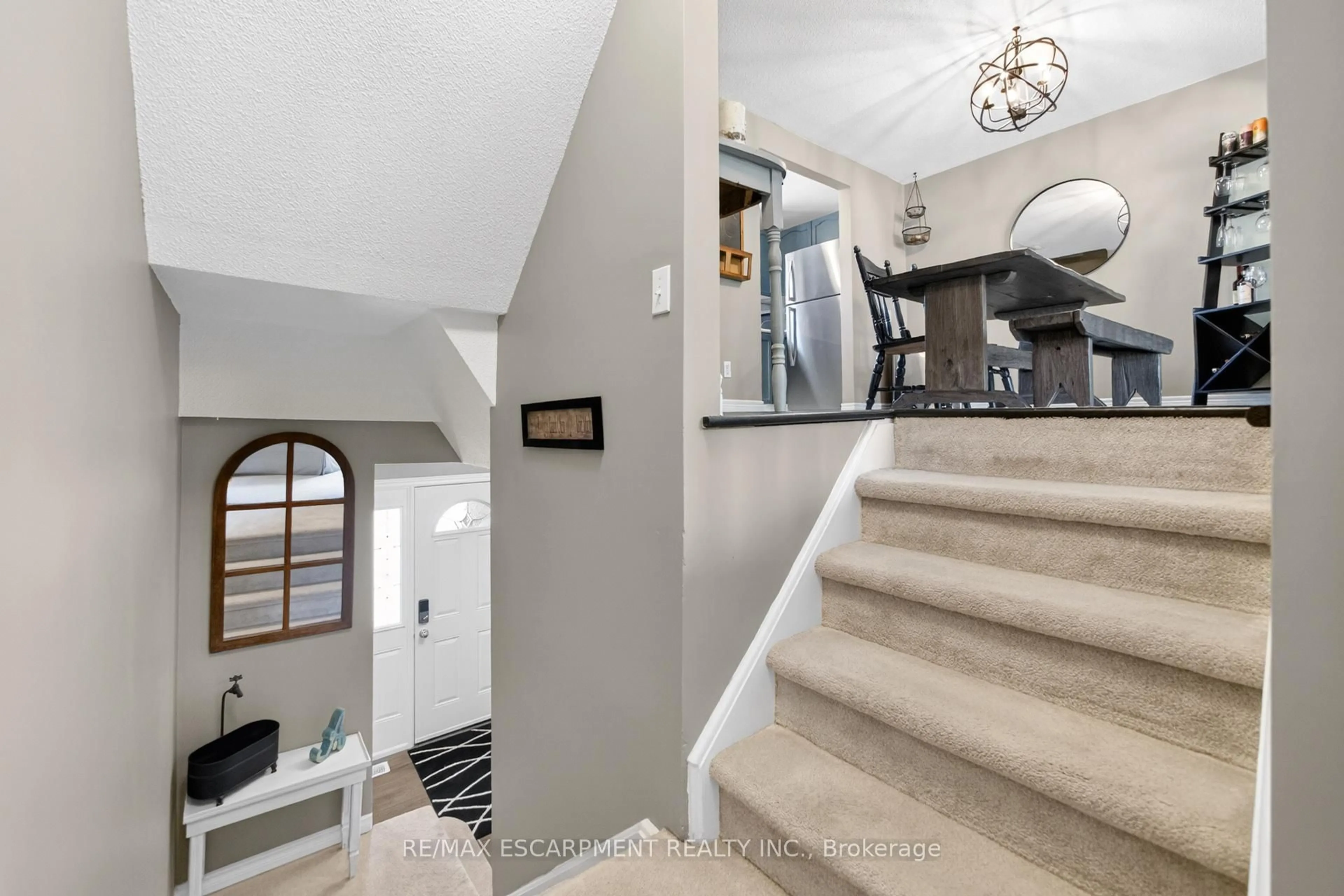 Indoor foyer for 23 Watsons Lane #31, Hamilton Ontario L9H 5G9