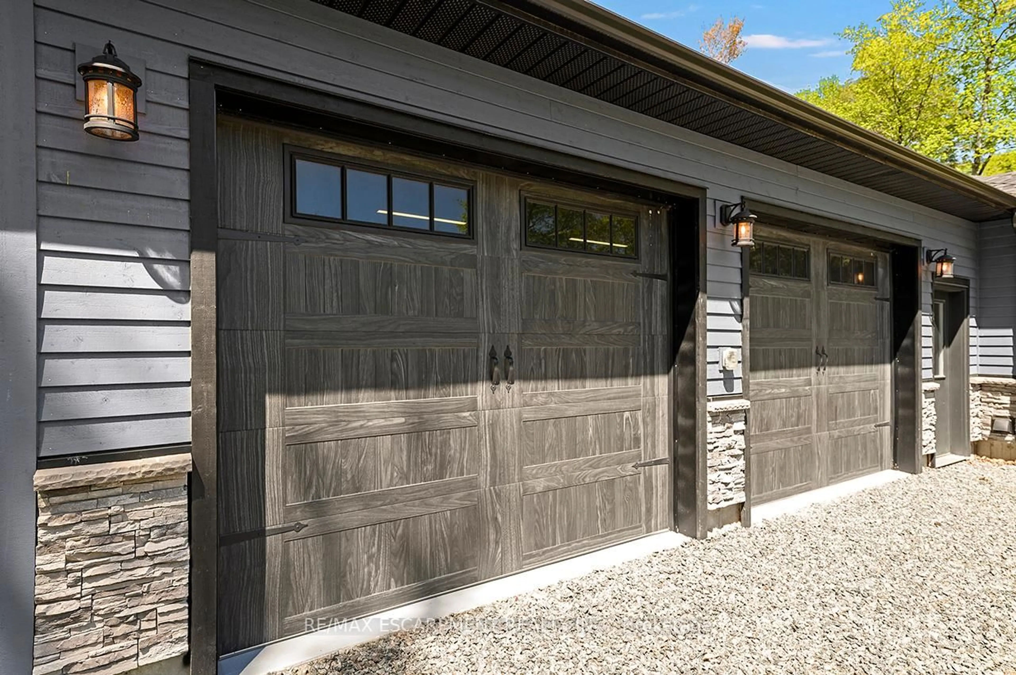 Indoor garage for 1068 Xavier St, Gravenhurst Ontario P0E 1G0