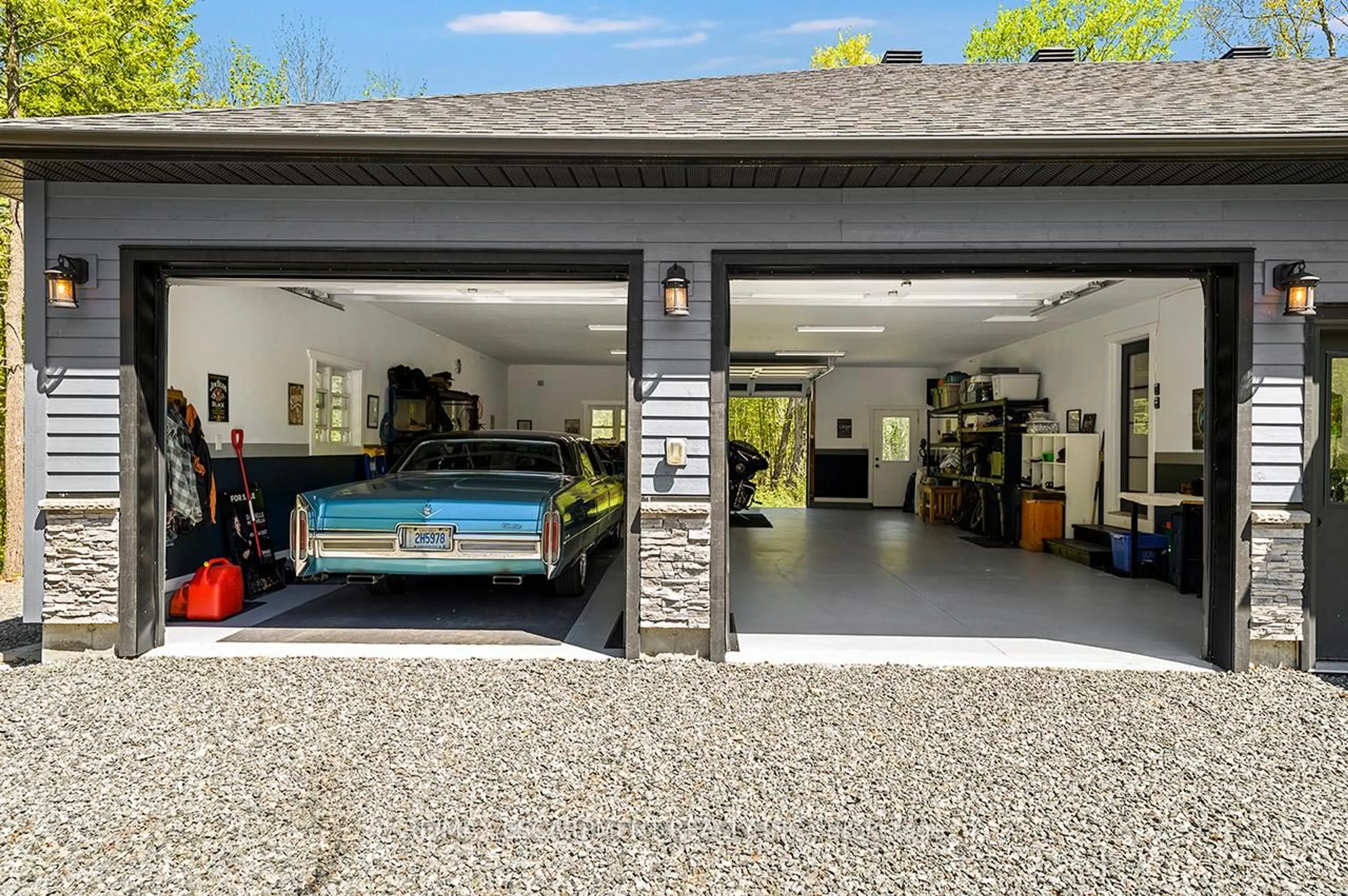 Indoor garage for 1068 Xavier St, Gravenhurst Ontario P0E 1G0