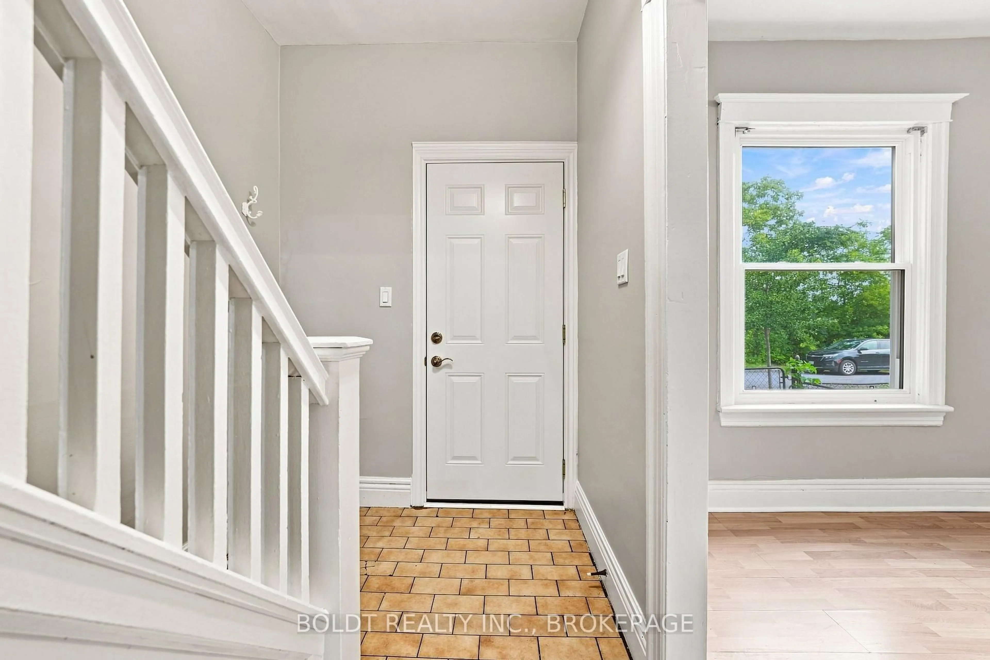 Indoor entryway for 38 Mars Ave, Hamilton Ontario L8L 3V8