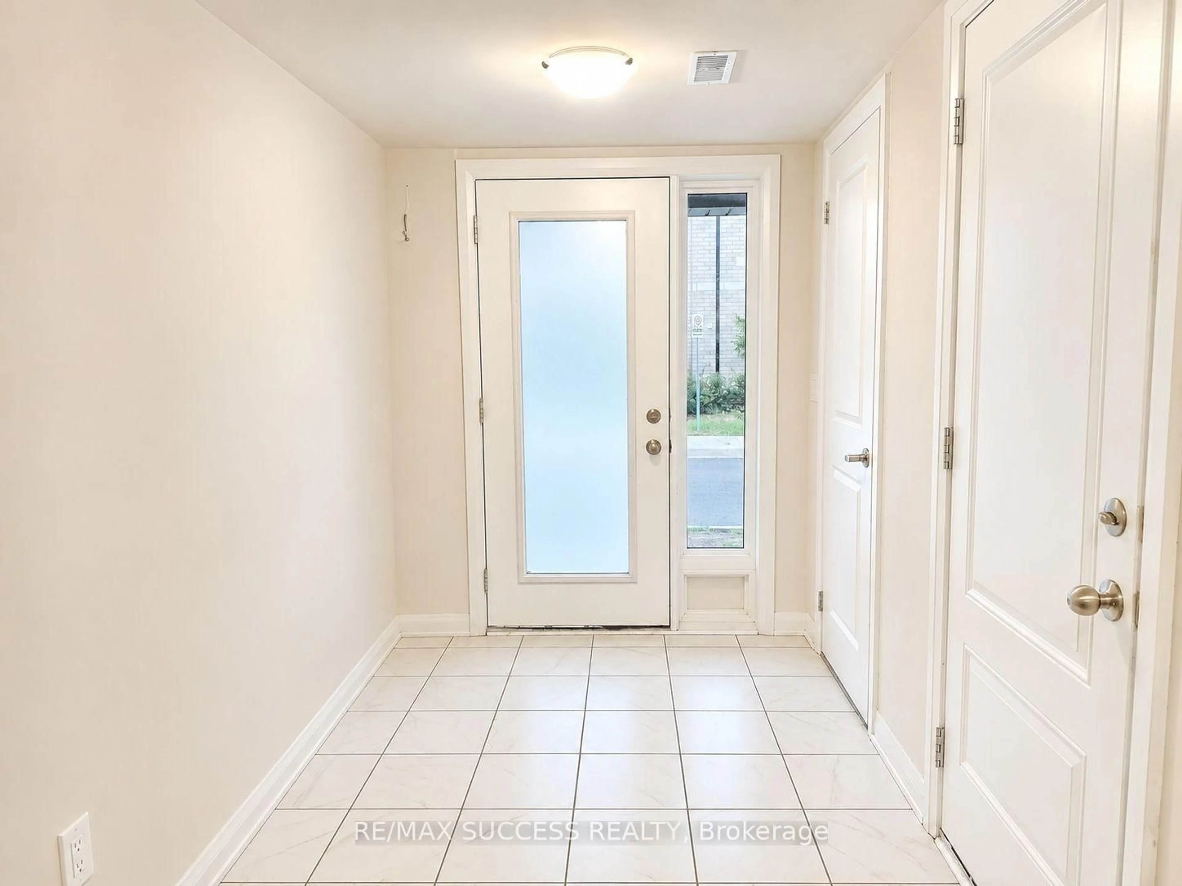 Indoor entryway for 585 Colborne St #502, Brantford Ontario N3S 0K4