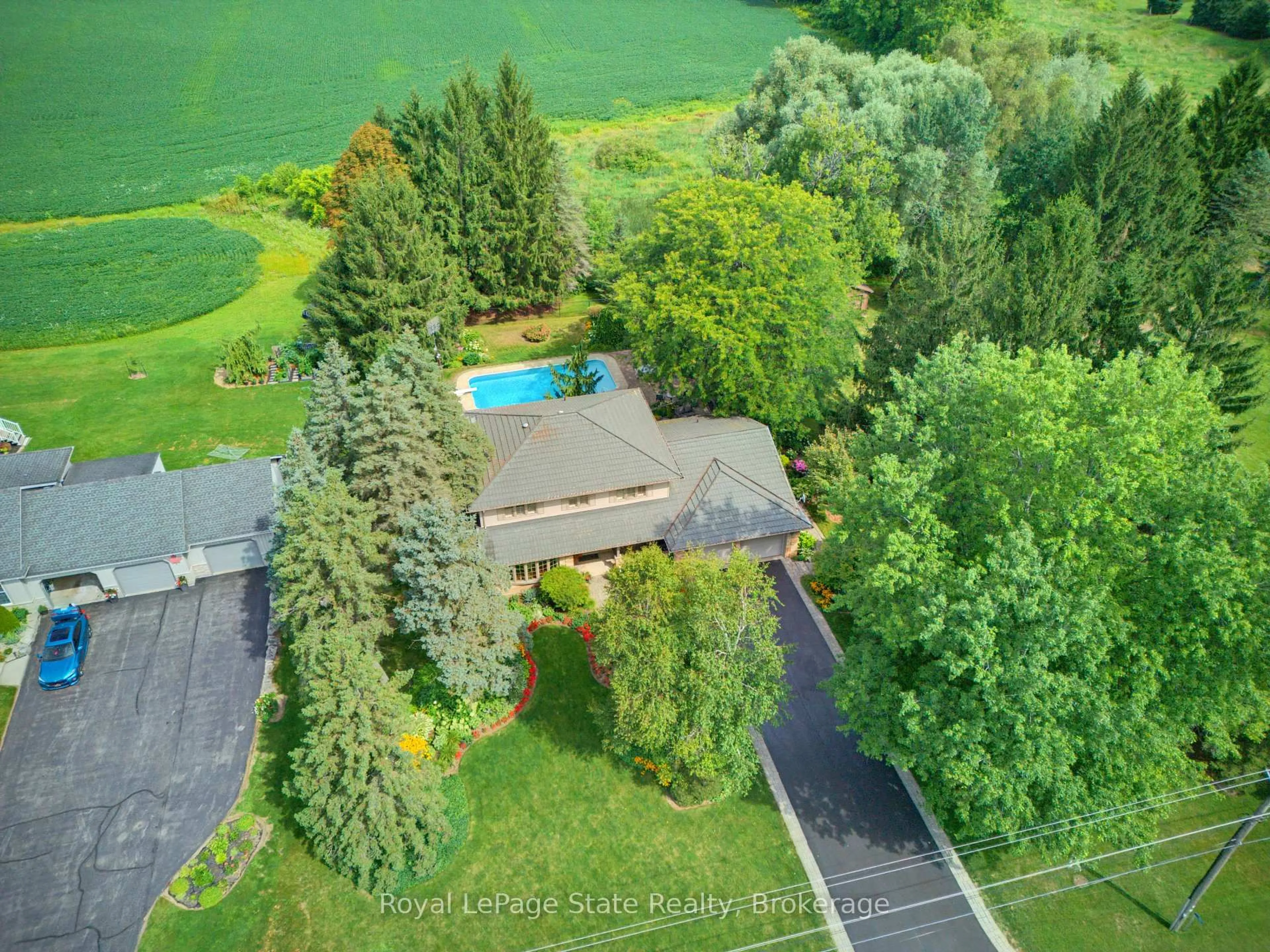 A pic from outside/outdoor area/front of a property/back of a property/a pic from drone, unknown for 901 Safari Rd, Hamilton Ontario L8B 1S4
