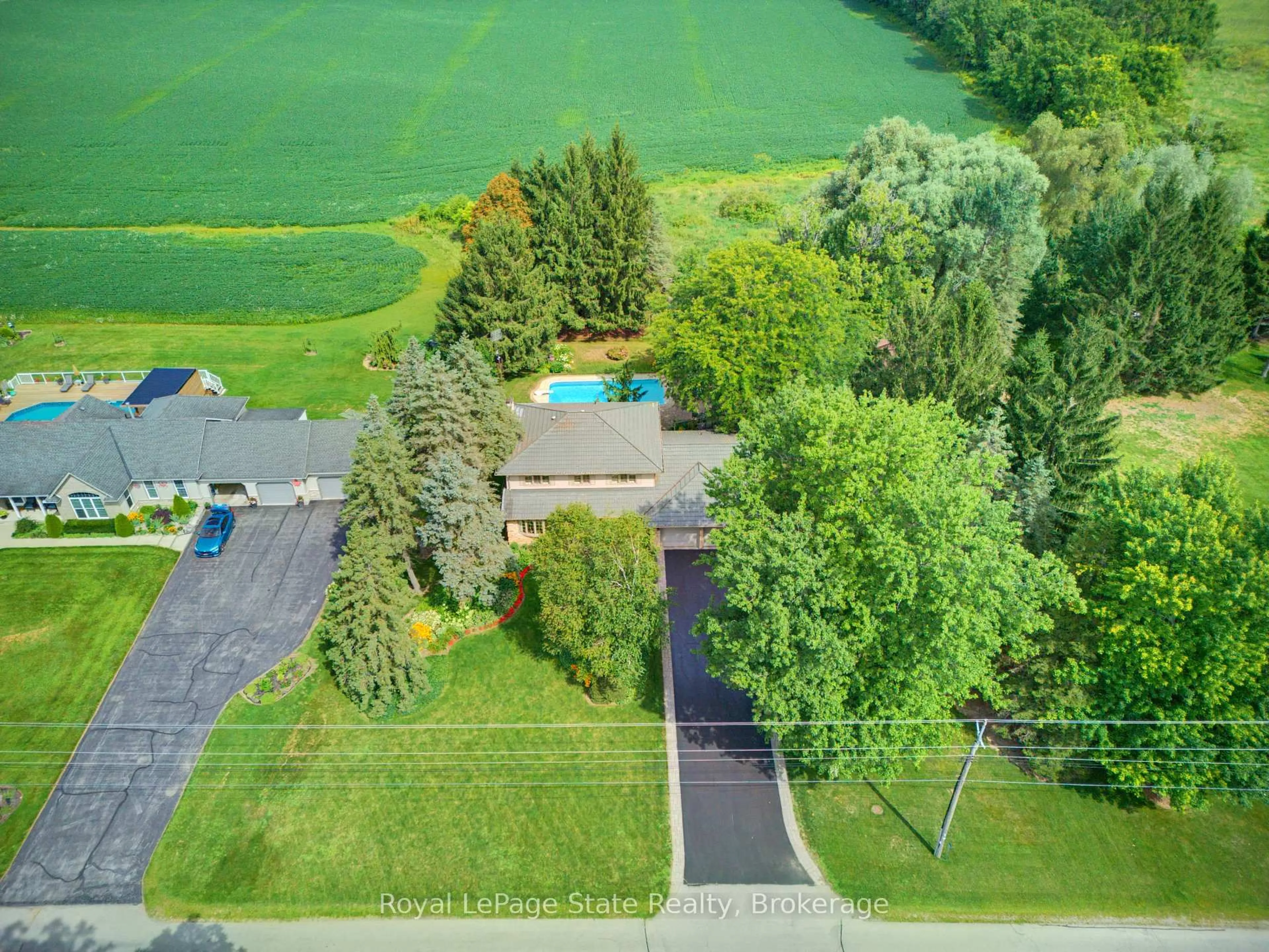 A pic from outside/outdoor area/front of a property/back of a property/a pic from drone, unknown for 901 Safari Rd, Hamilton Ontario L8B 1S4