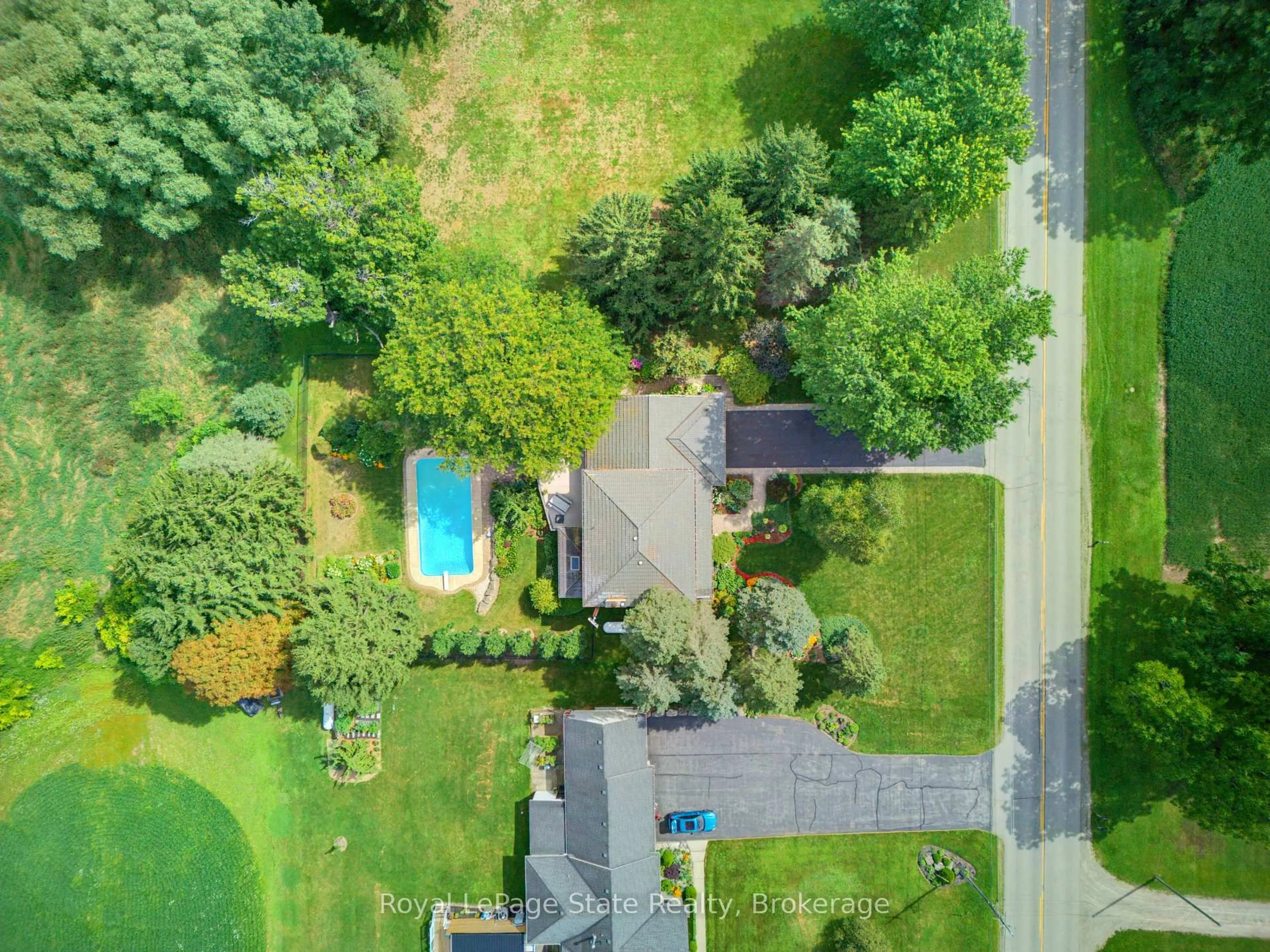 A pic from outside/outdoor area/front of a property/back of a property/a pic from drone, unknown for 901 Safari Rd, Hamilton Ontario L8B 1S4