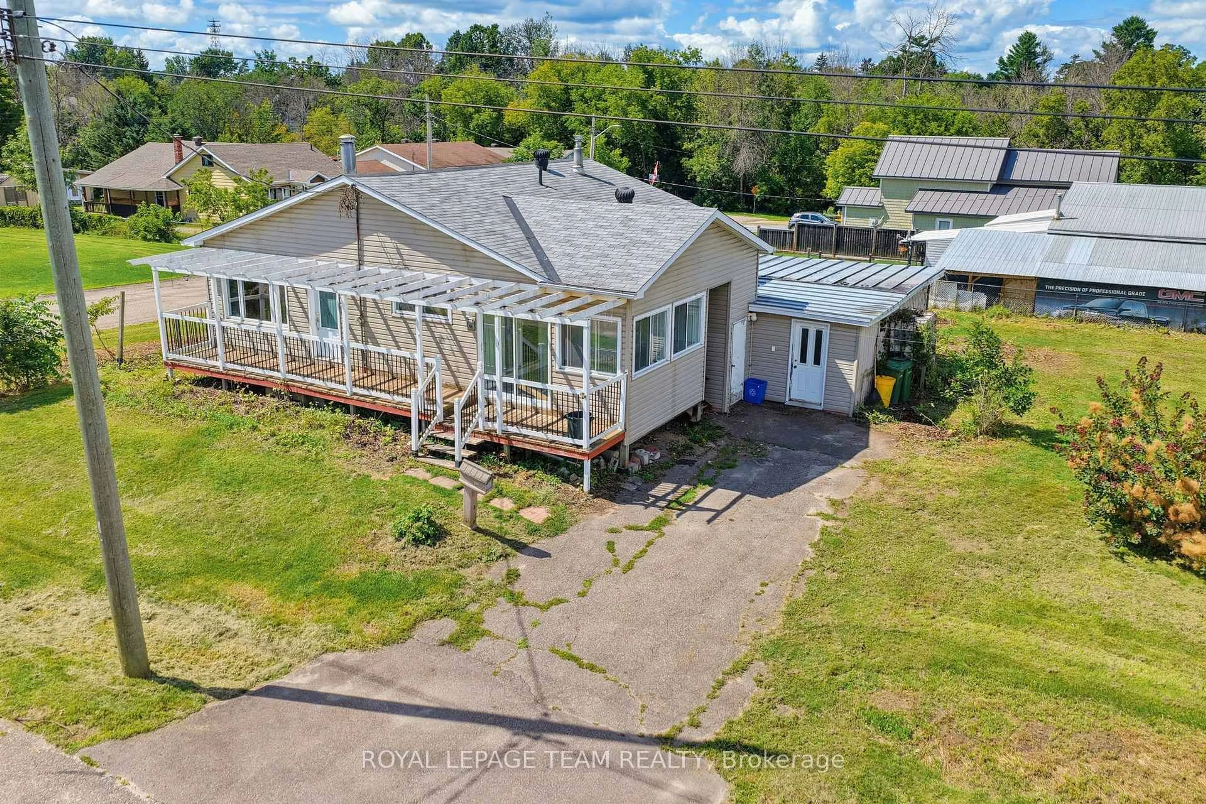 A pic from outside/outdoor area/front of a property/back of a property/a pic from drone, building for 550 Giroux St, Pembroke Ontario K8A 4G5
