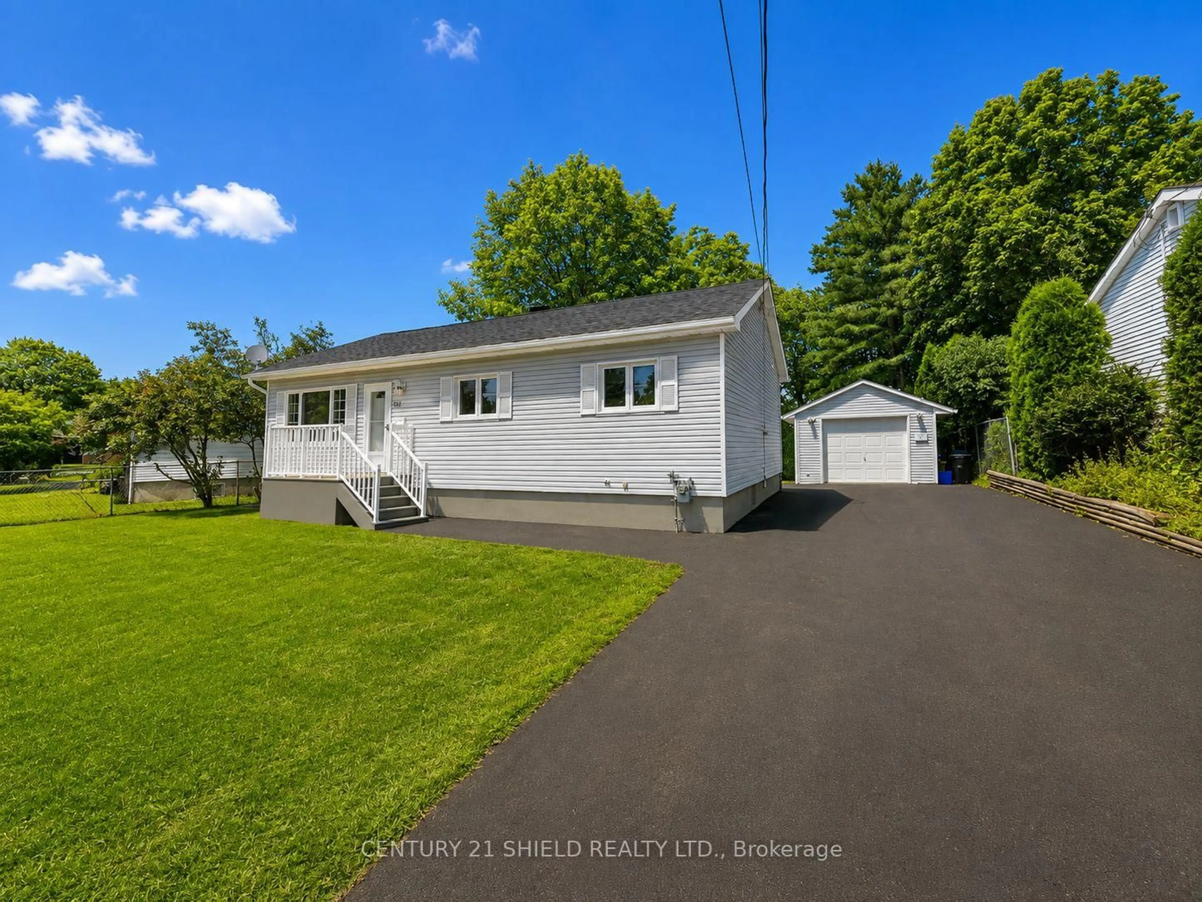 A pic from outside/outdoor area/front of a property/back of a property/a pic from drone, street for 117 Ellen Ave, Cornwall Ontario K6J 3L8
