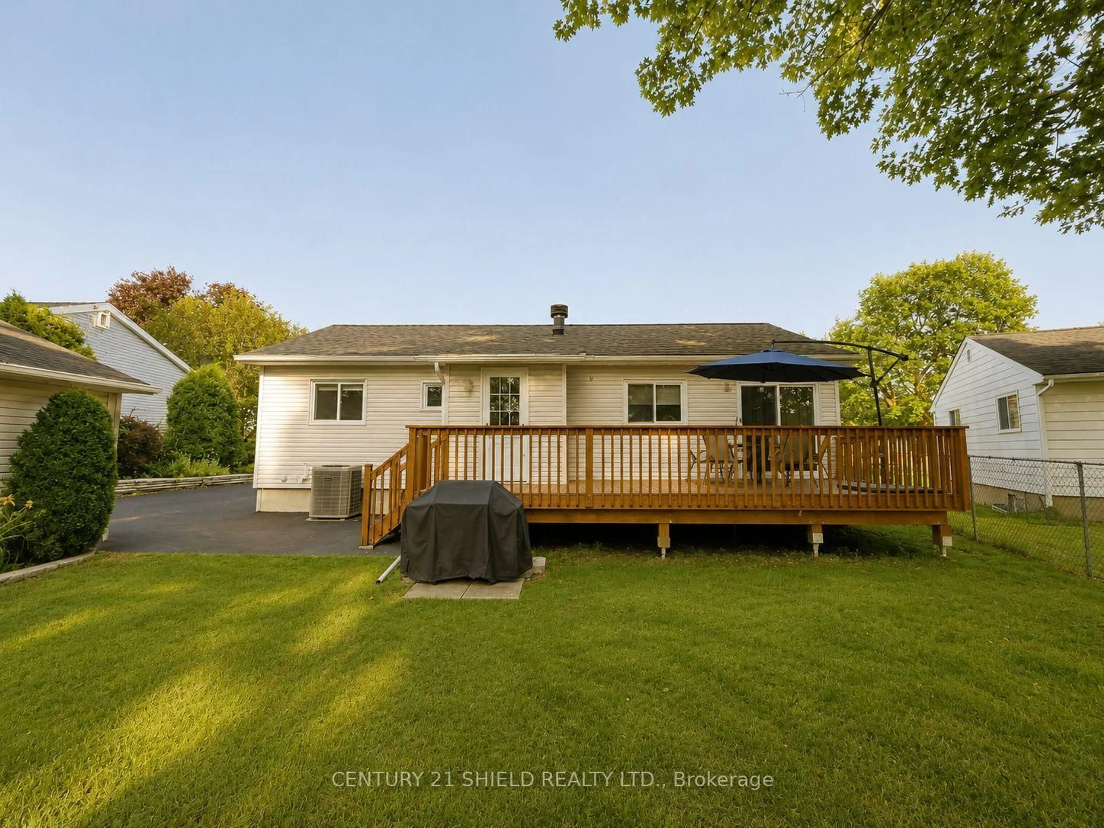 A pic from outside/outdoor area/front of a property/back of a property/a pic from drone, unknown for 117 Ellen Ave, Cornwall Ontario K6J 3L8