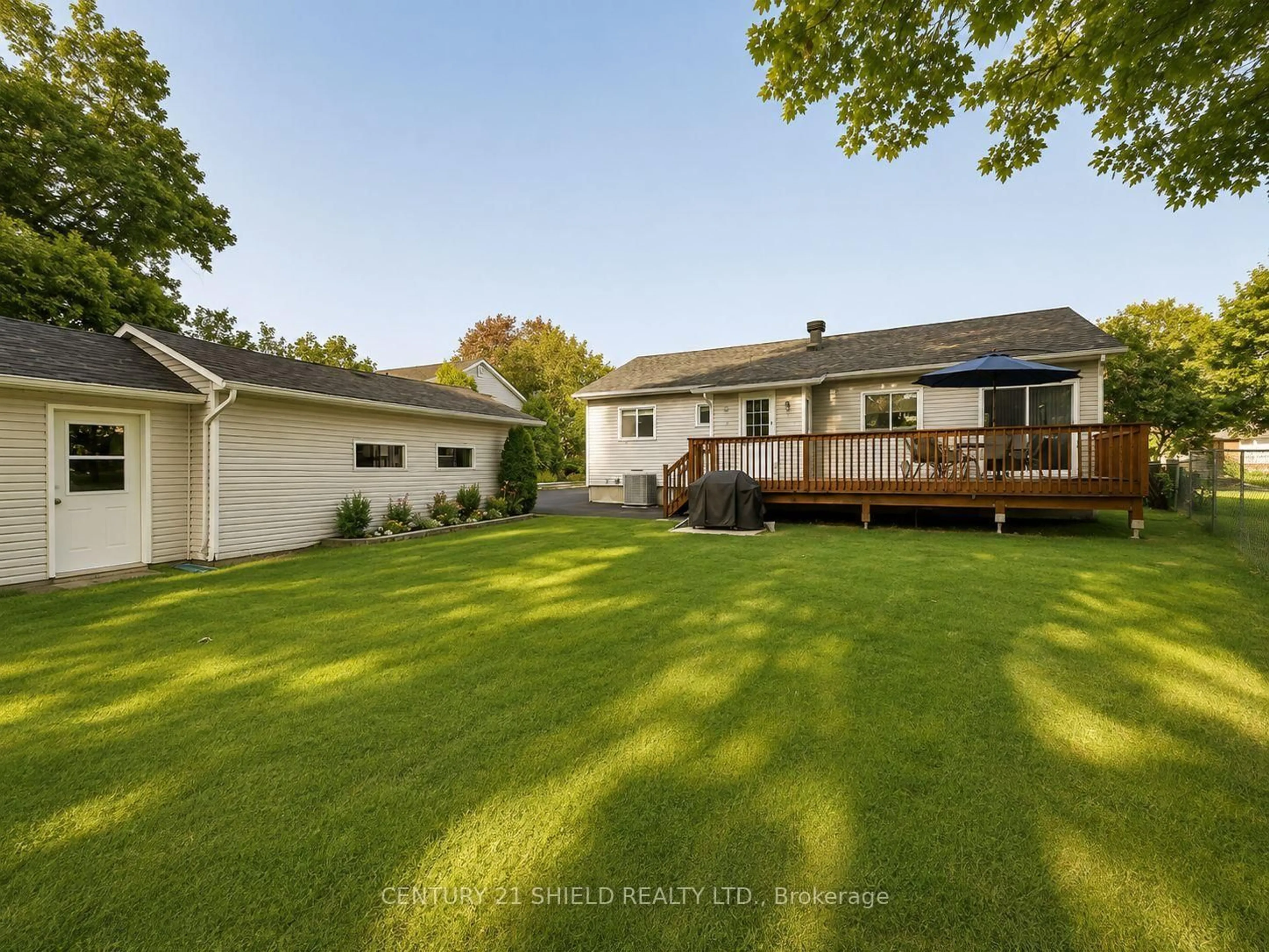 A pic from outside/outdoor area/front of a property/back of a property/a pic from drone, unknown for 117 Ellen Ave, Cornwall Ontario K6J 3L8