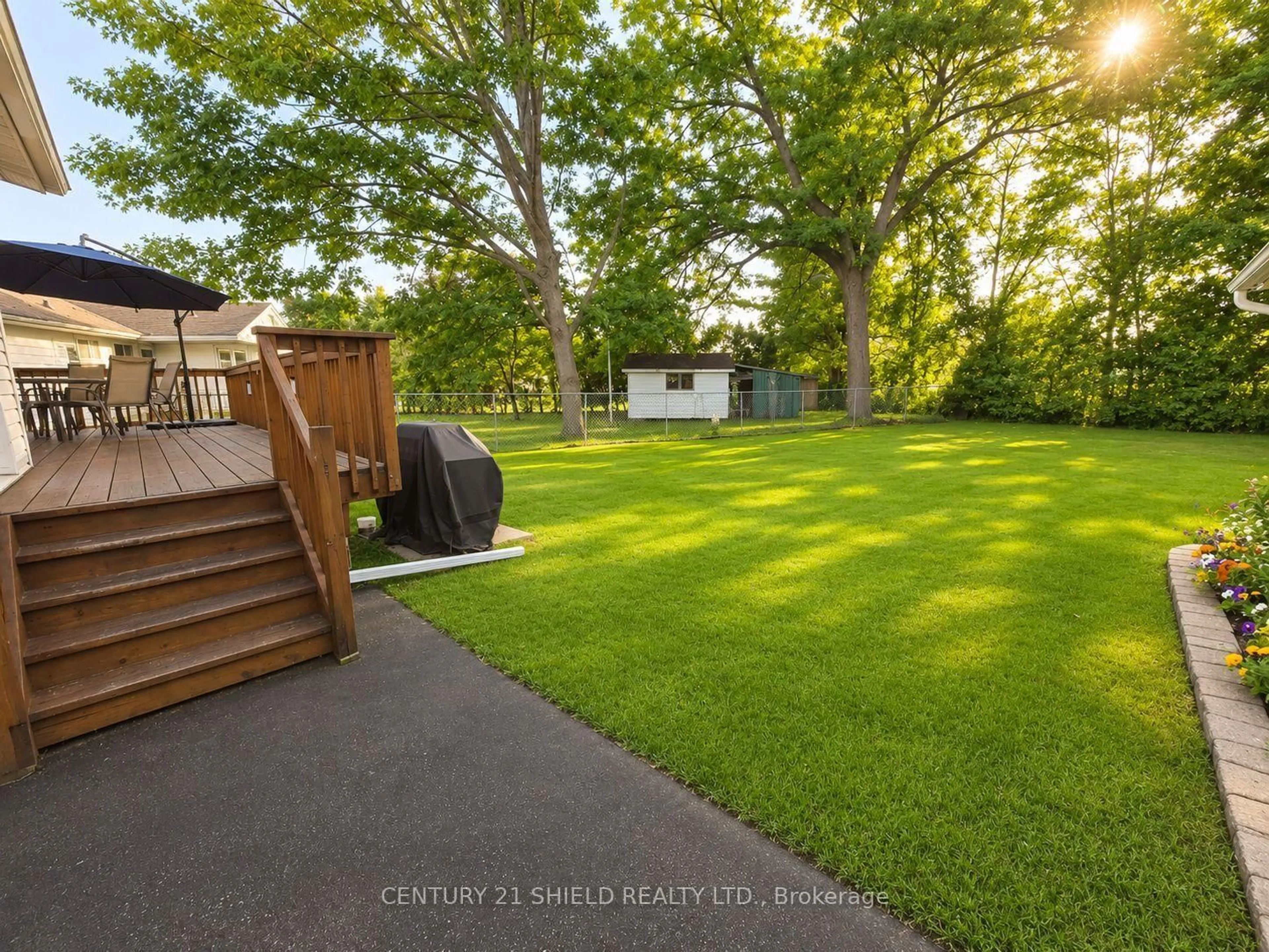 A pic from outside/outdoor area/front of a property/back of a property/a pic from drone, unknown for 117 Ellen Ave, Cornwall Ontario K6J 3L8