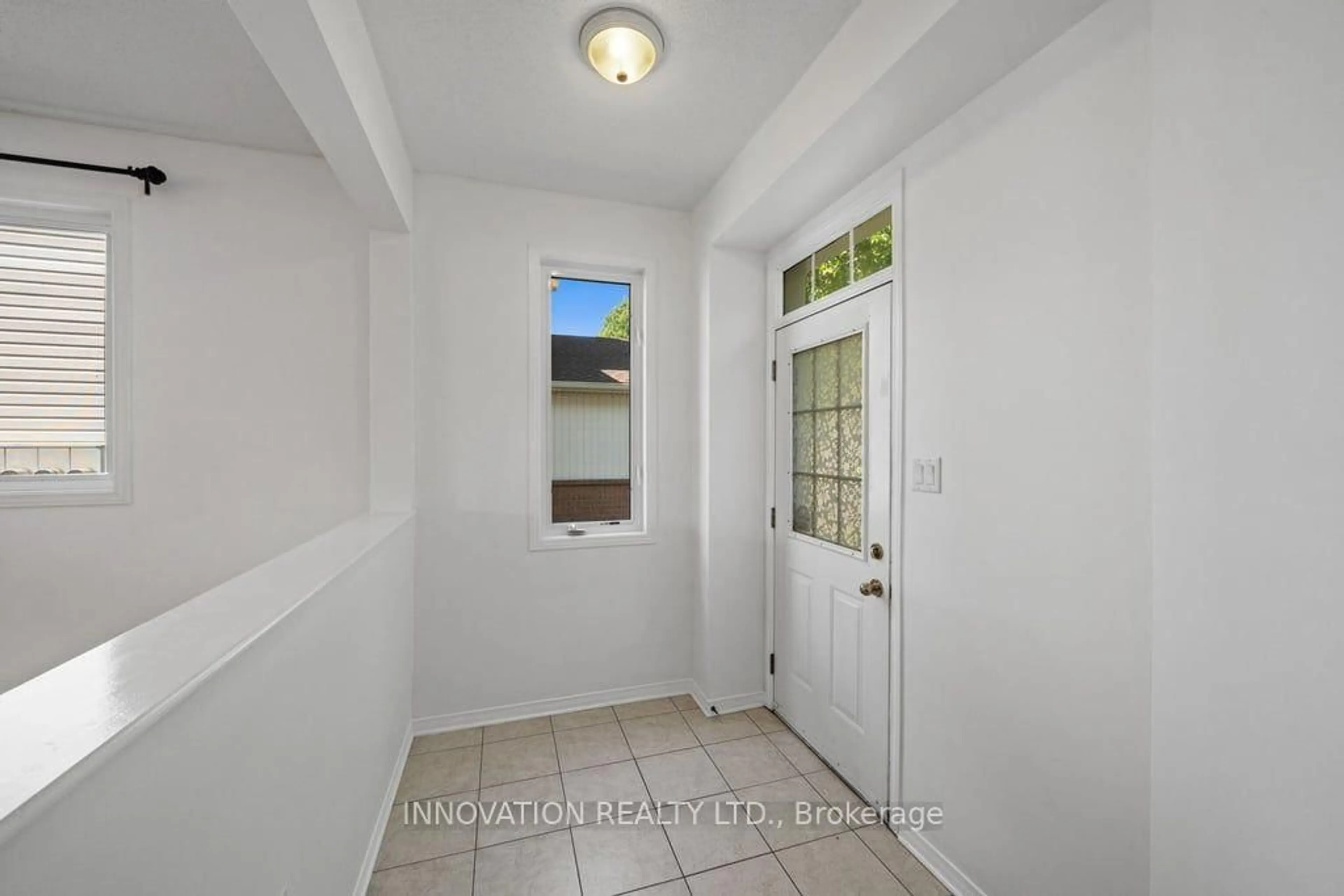 Indoor entryway for 574 Aberfoyle Circ, Ottawa Ontario K2K 3R3