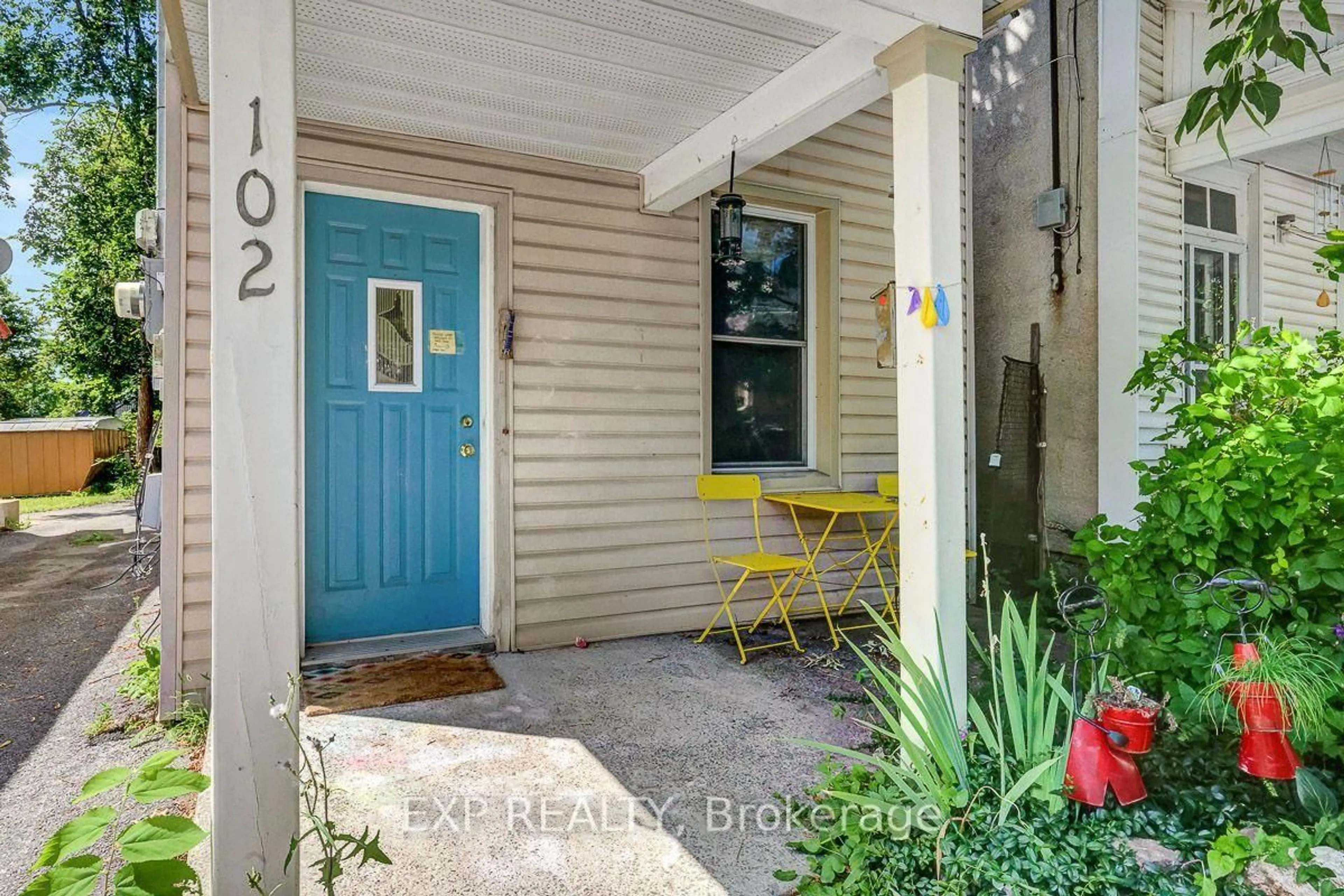 Indoor entryway for 102 Lebreton St, Ottawa Ontario K1R 7H4
