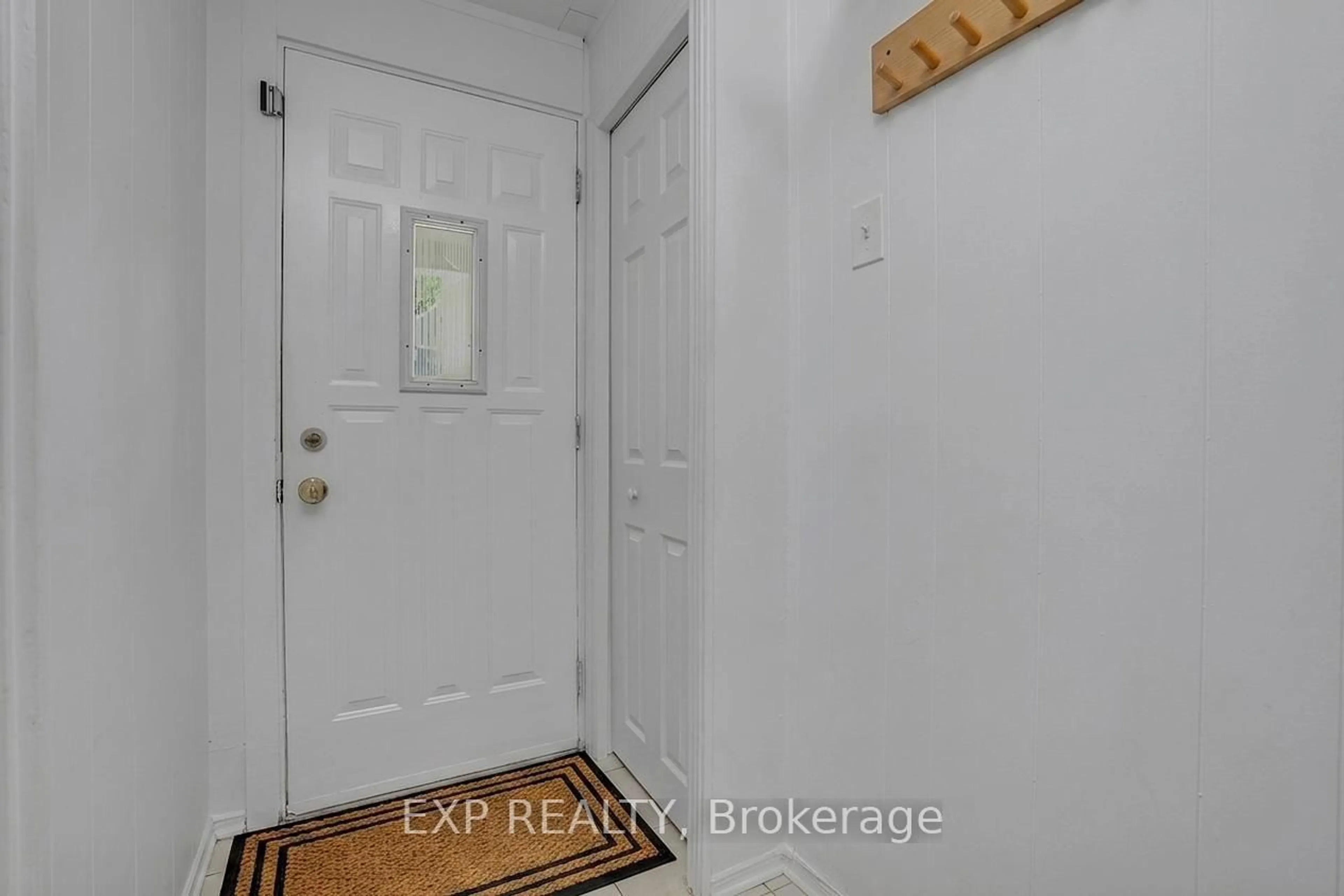 Indoor entryway for 102 Lebreton St, Ottawa Ontario K1R 7H4