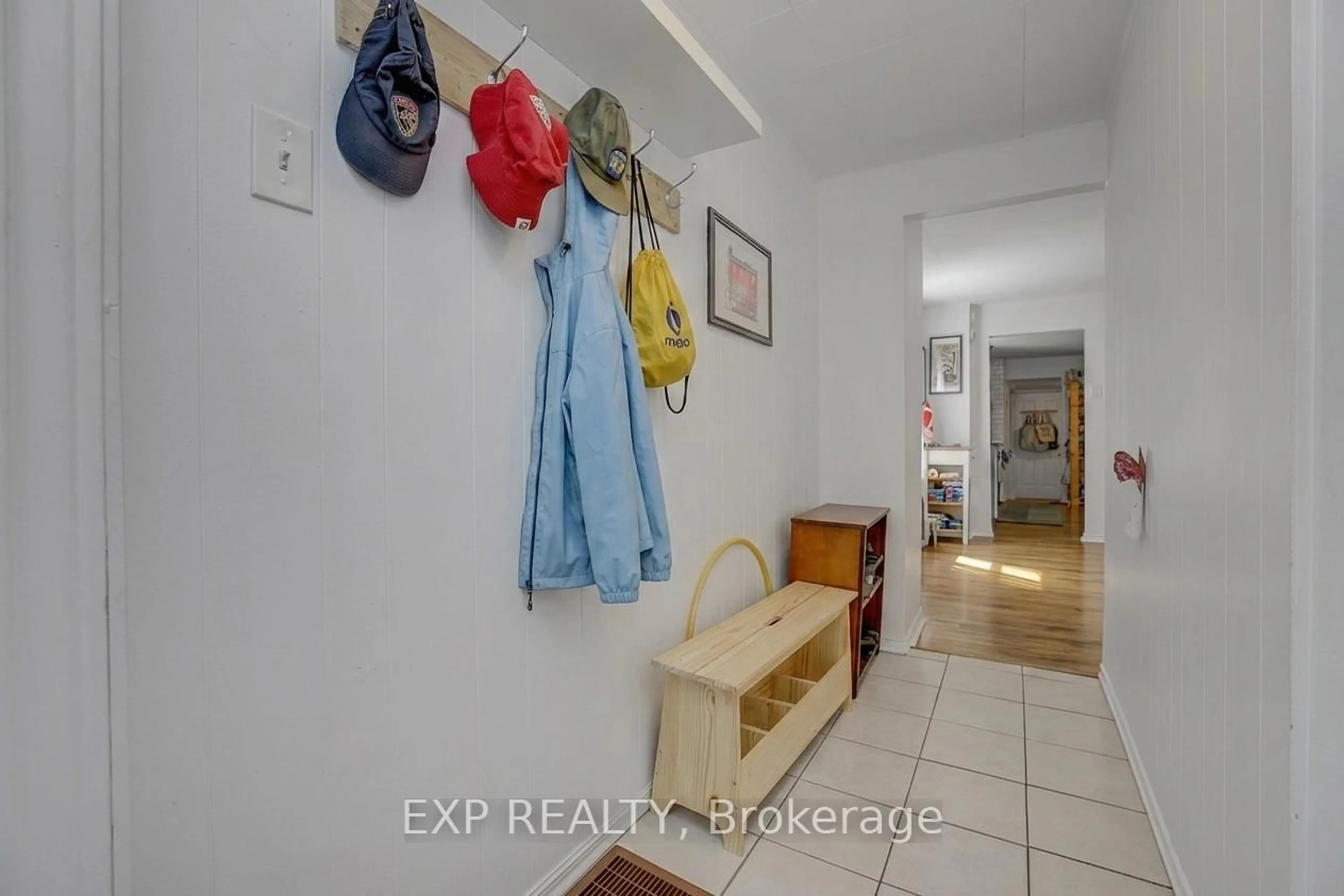 Indoor entryway for 102 Lebreton St, Ottawa Ontario K1R 7H4