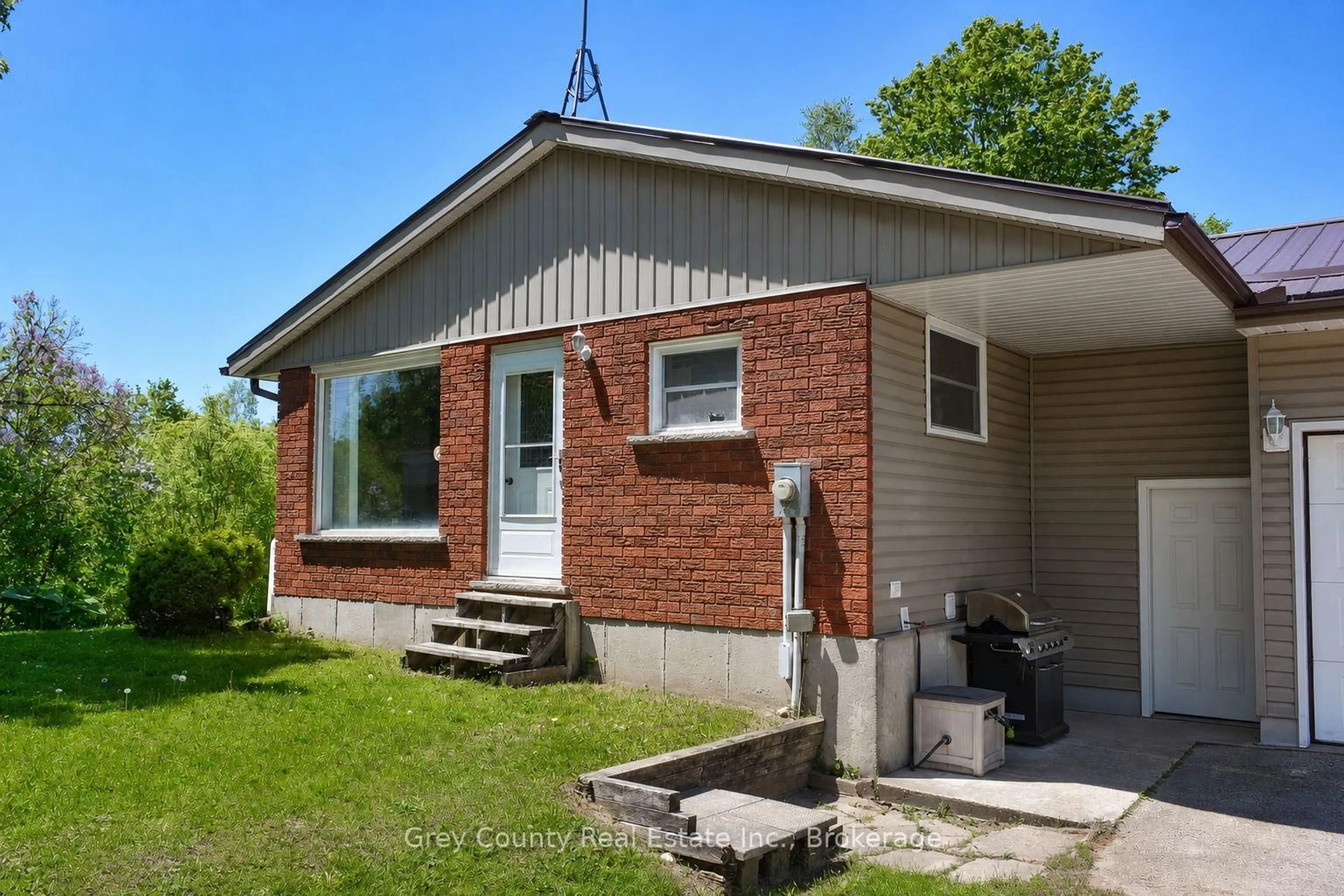 Home with brick exterior material, building for 580293 Sideroad 60 Sdrd, Chatsworth Ontario N0H 1C0