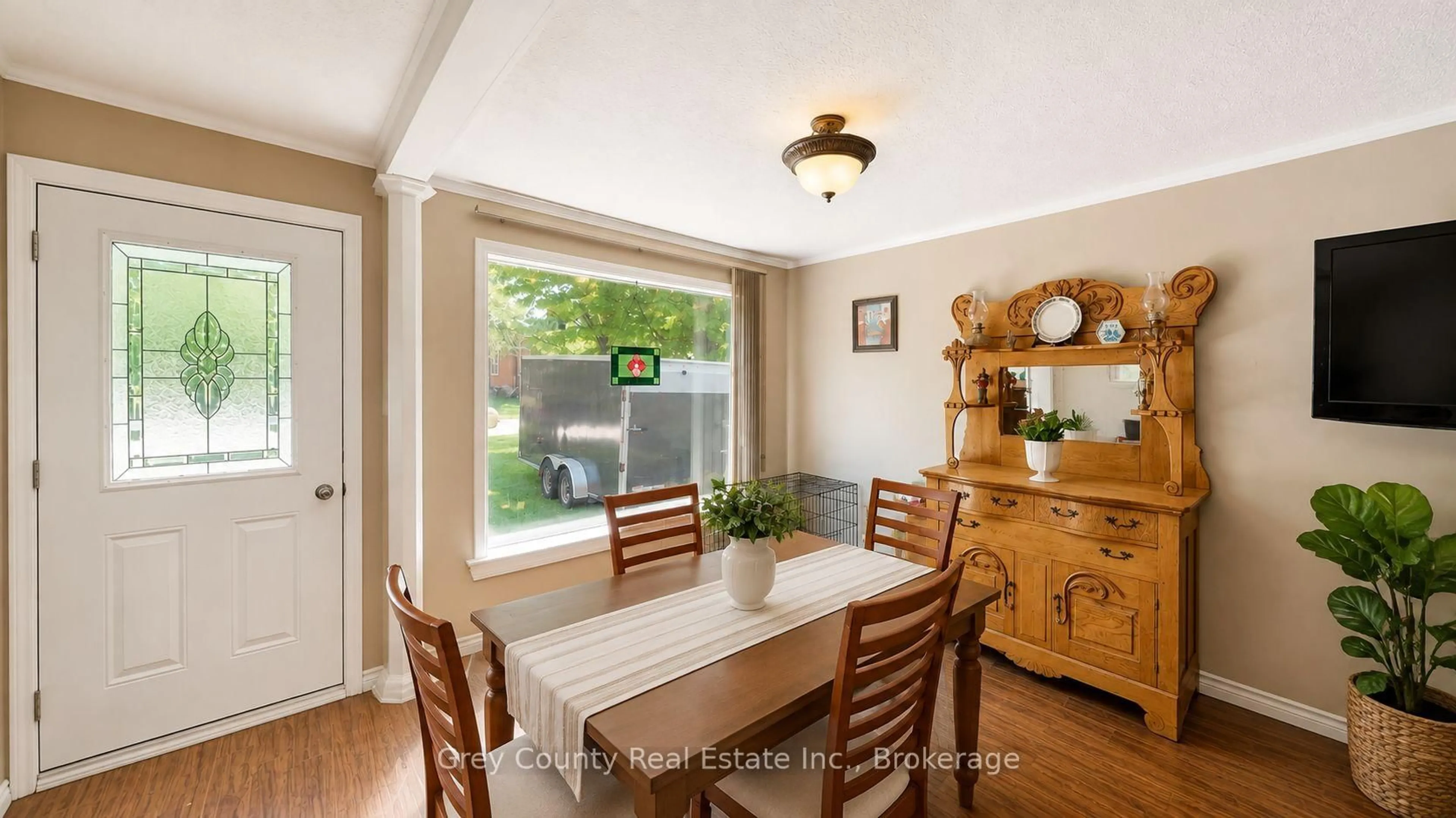 Dining room, wood/laminate floor for 580293 Sideroad 60 Sdrd, Chatsworth Ontario N0H 1C0