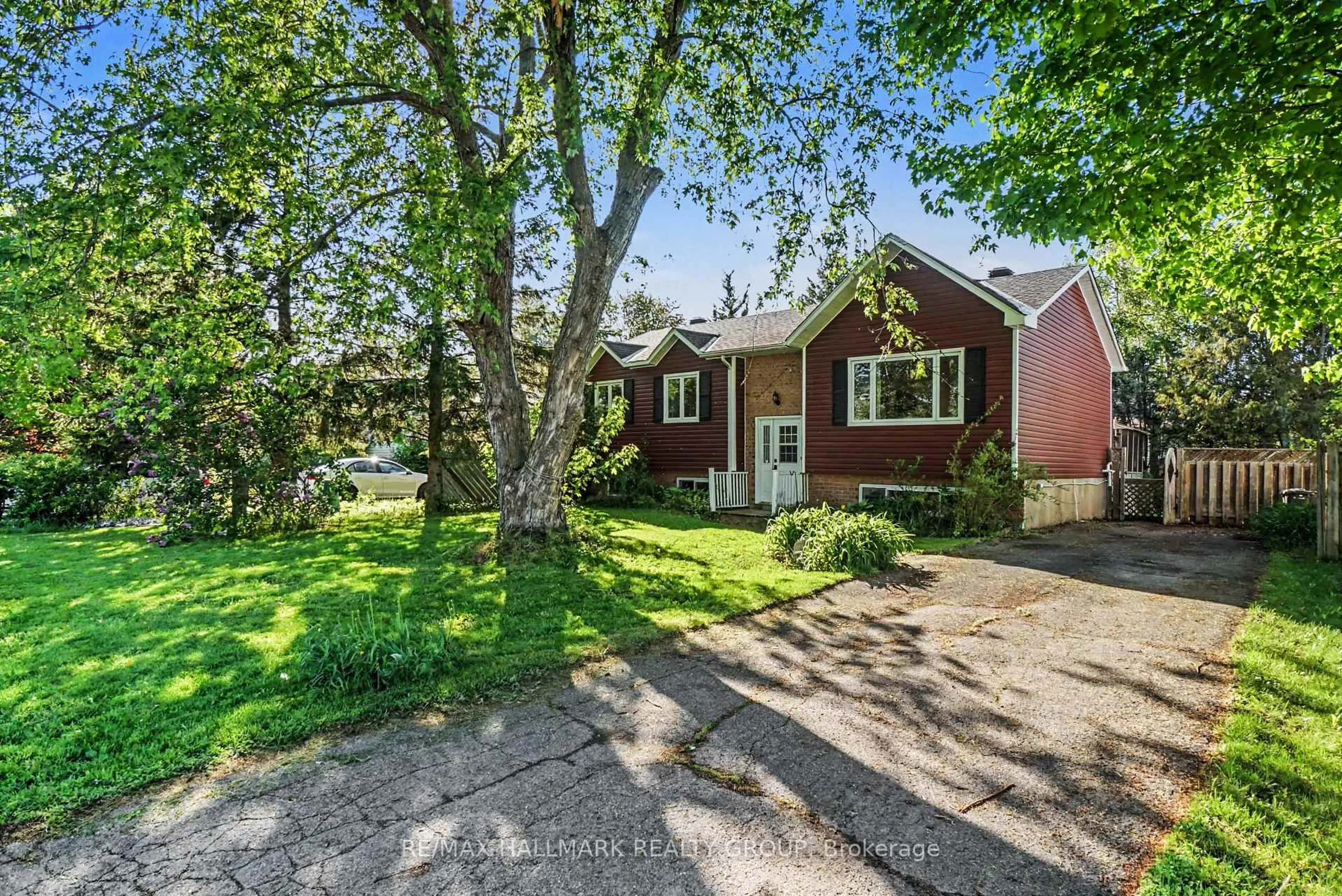 A pic from outside/outdoor area/front of a property/back of a property/a pic from drone, street for 52 Castlebeau St, Russell Ontario K0A 1W0
