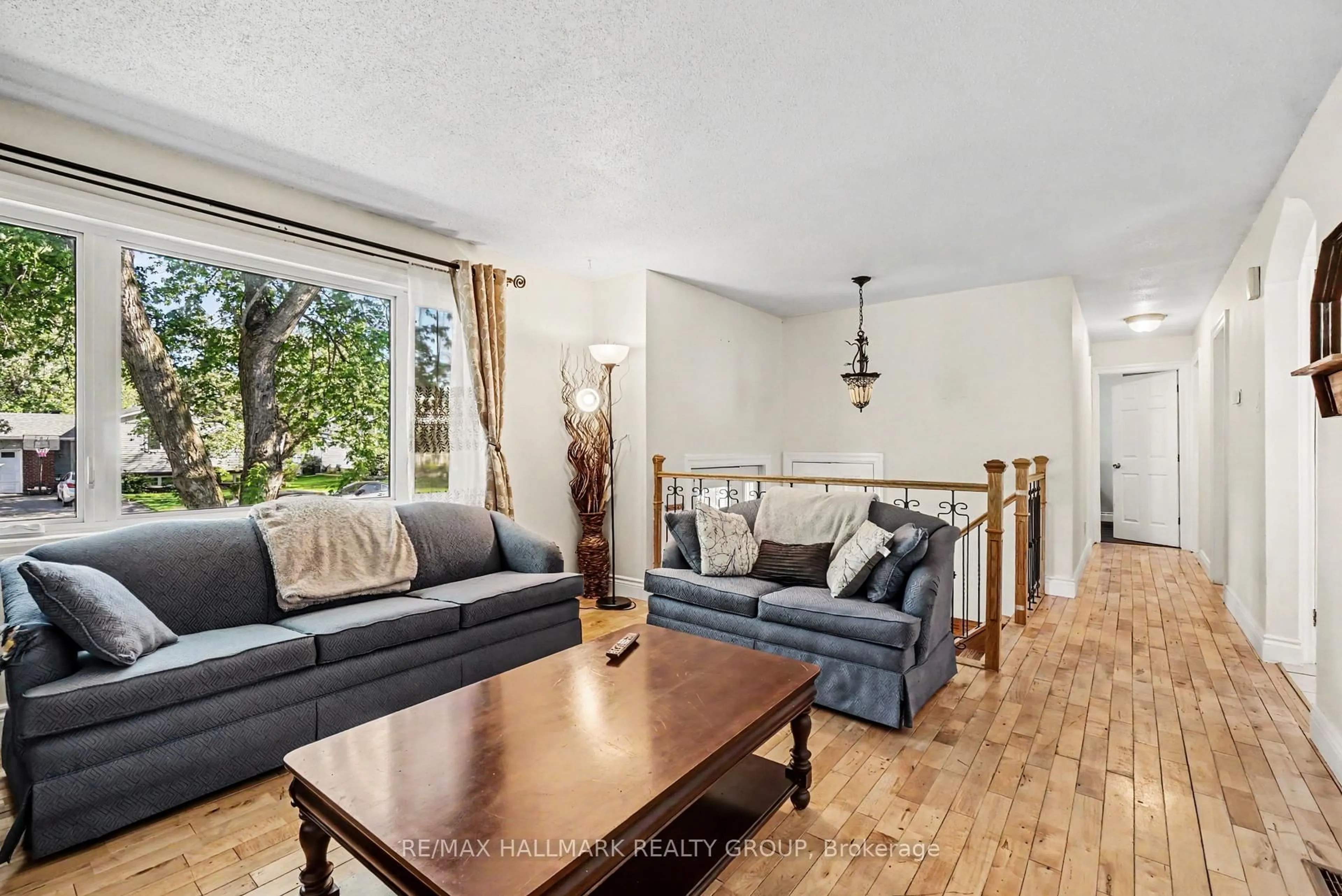 Living room with furniture, unknown for 52 Castlebeau St, Russell Ontario K0A 1W0
