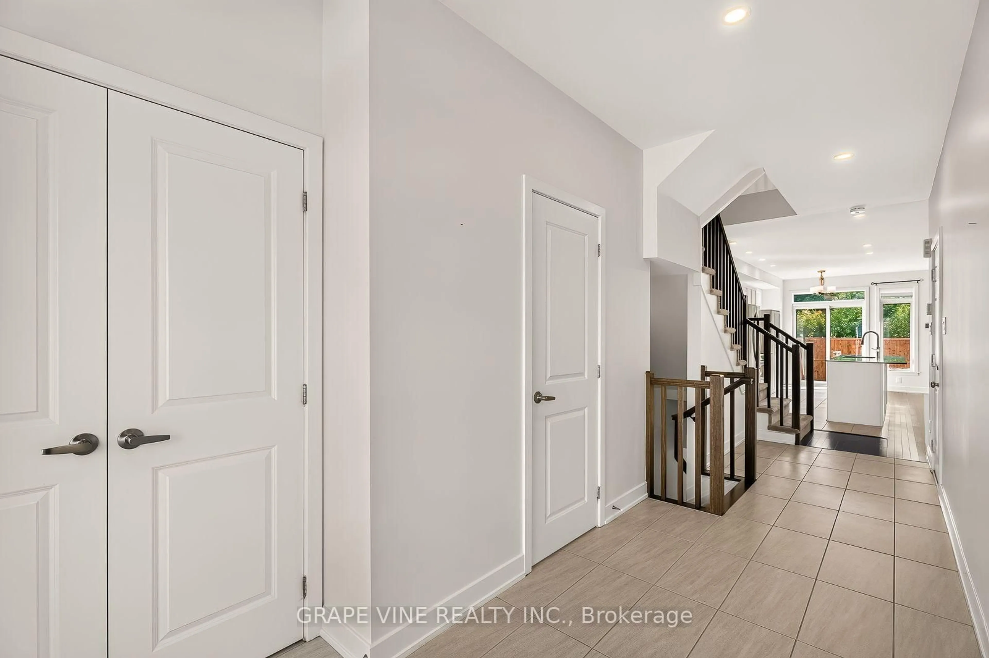 Indoor entryway for 629 Knotridge St, Orleans Ontario K1W 0N7