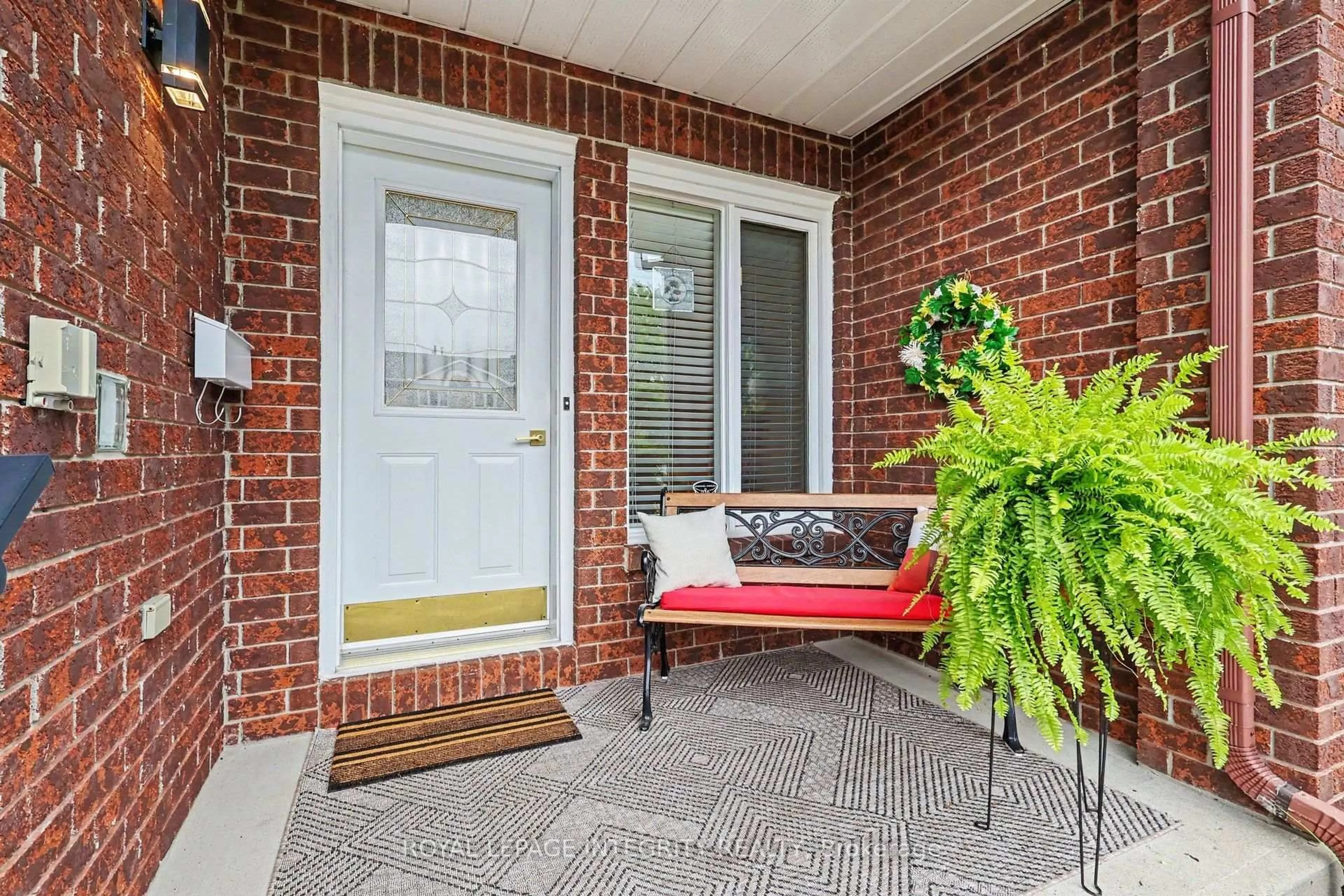 Indoor entryway for 16 Streamwood Lane, Ottawa Ontario K1T 3R1