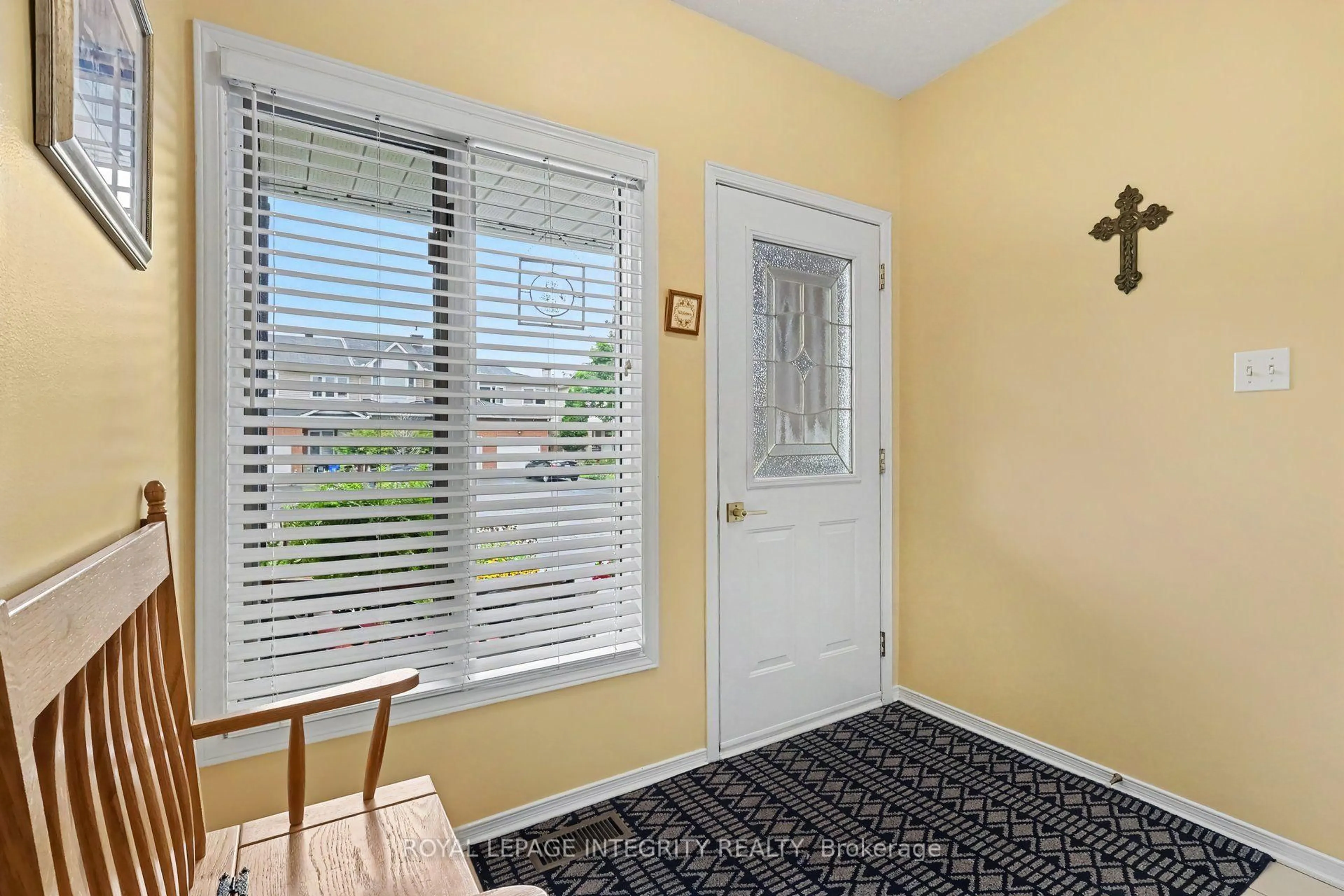 Indoor entryway for 16 Streamwood Lane, Ottawa Ontario K1T 3R1