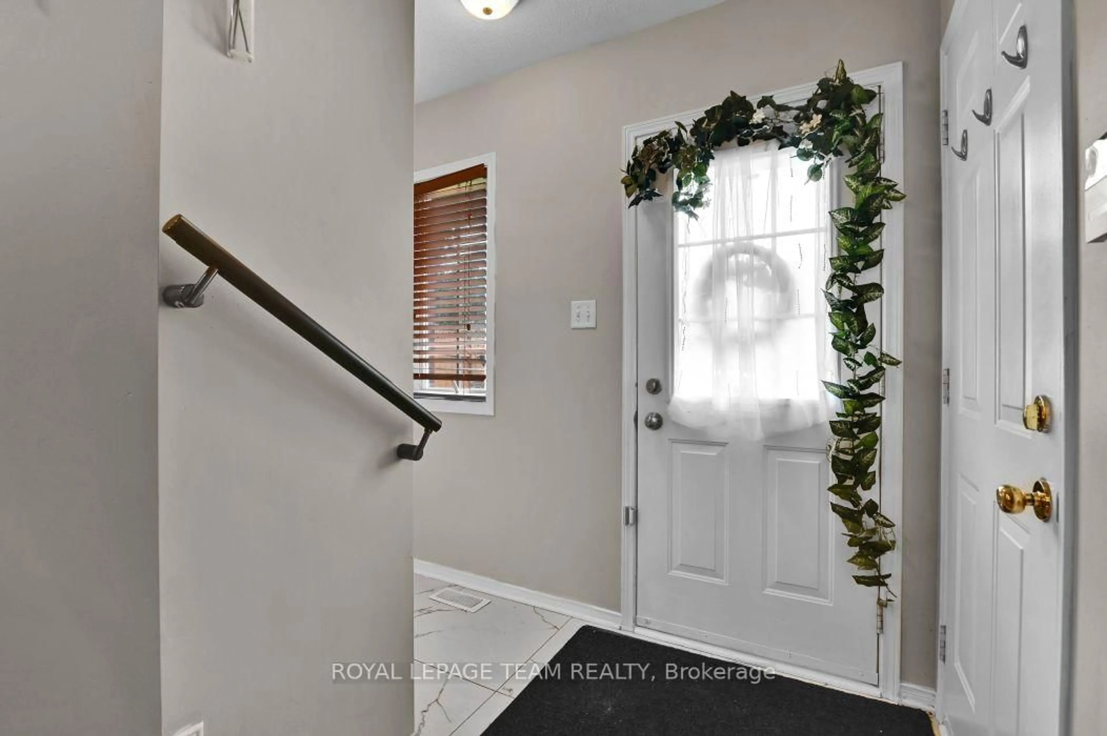 Indoor entryway for 7 Karendale St, Ottawa Ontario K2G 6V7