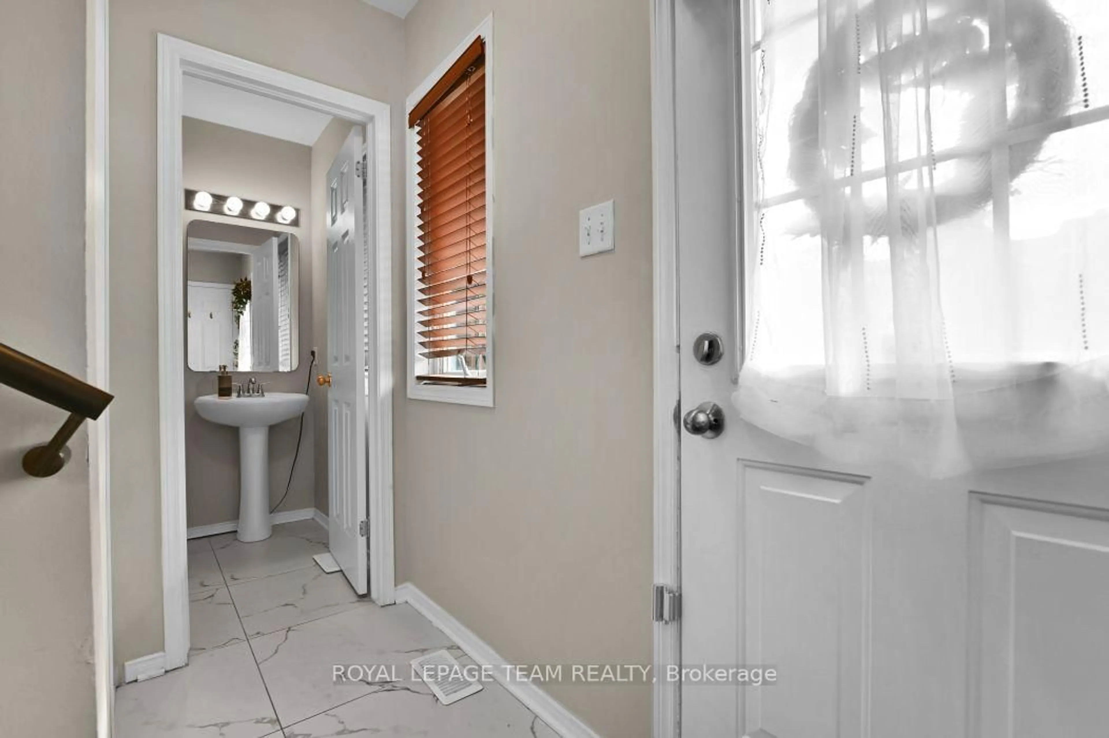 Indoor entryway for 7 Karendale St, Ottawa Ontario K2G 6V7