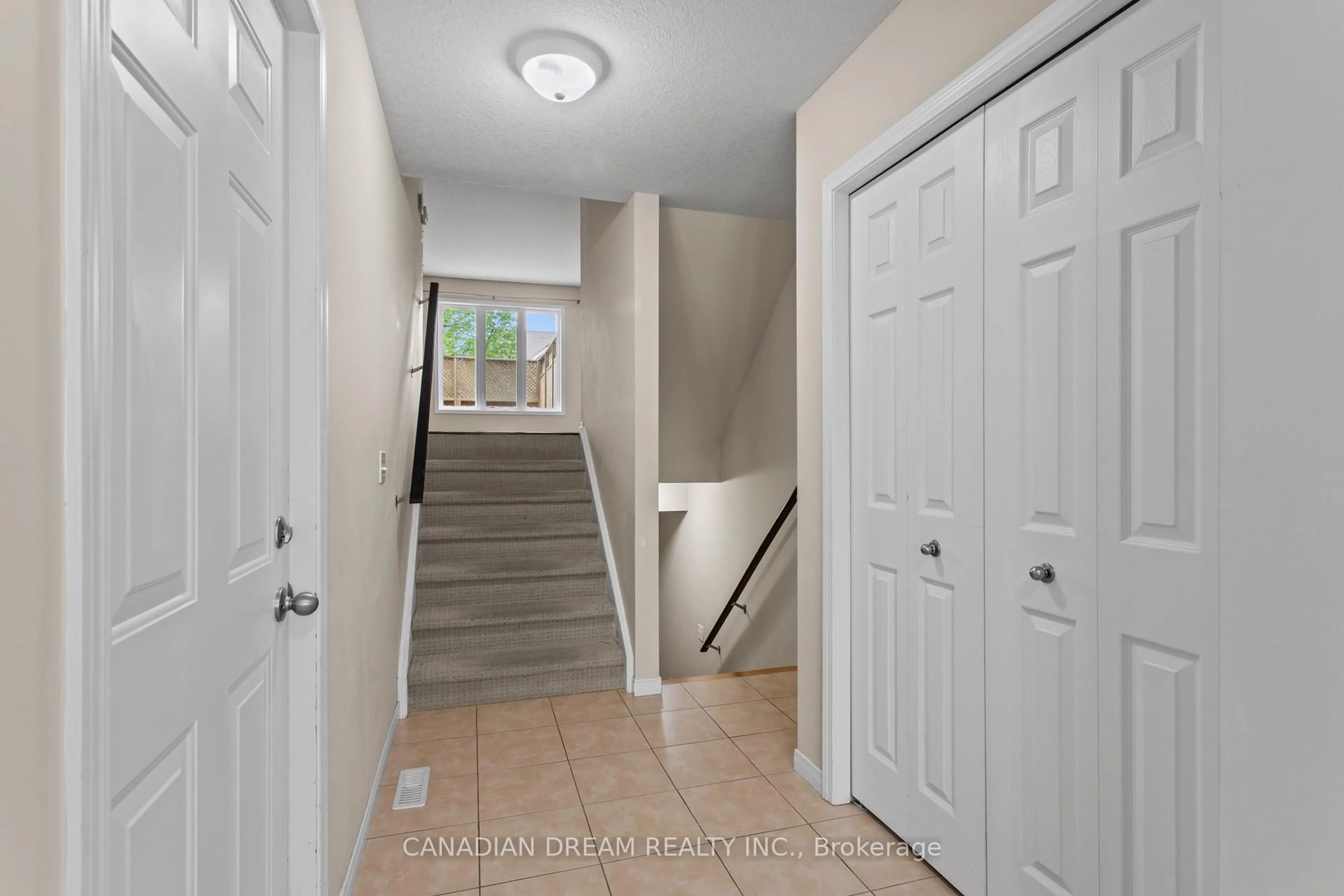 Indoor entryway for 2145 North Routledge Park #60, London North Ontario N6G 0J8