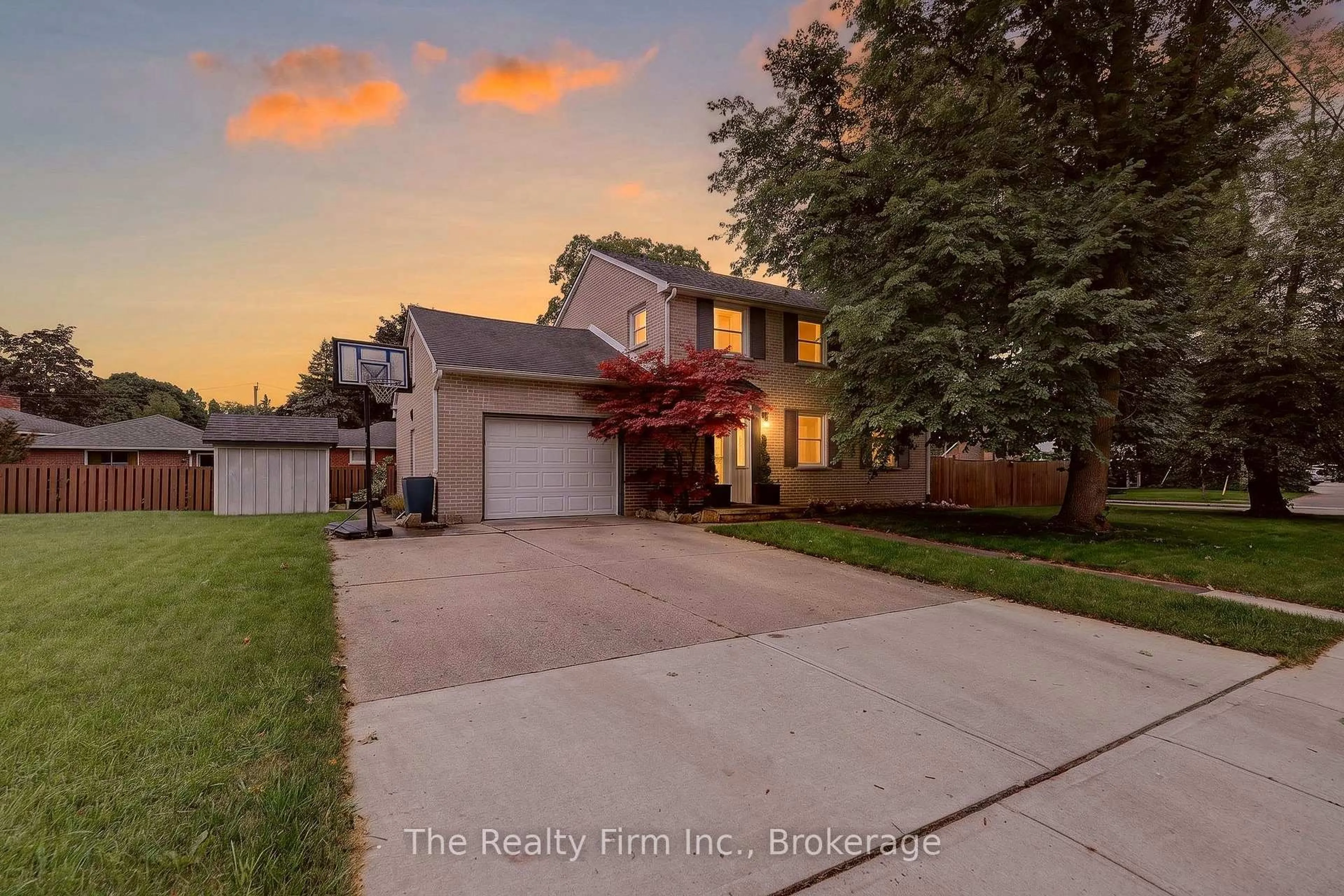A pic from outside/outdoor area/front of a property/back of a property/a pic from drone, street for 652 Miller St, Woodstock Ontario N4S 5K1