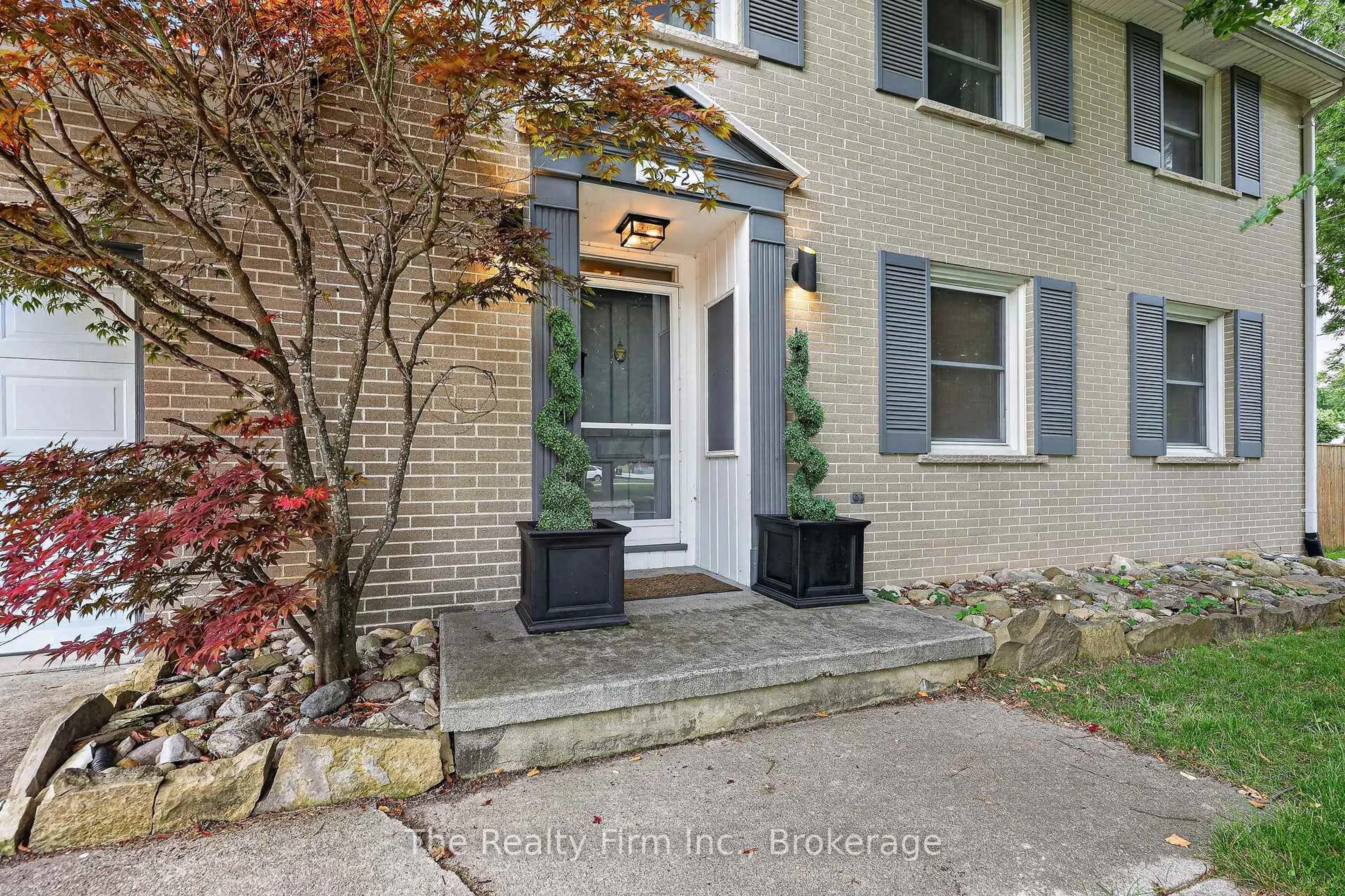 Indoor entryway for 652 Miller St, Woodstock Ontario N4S 5K1