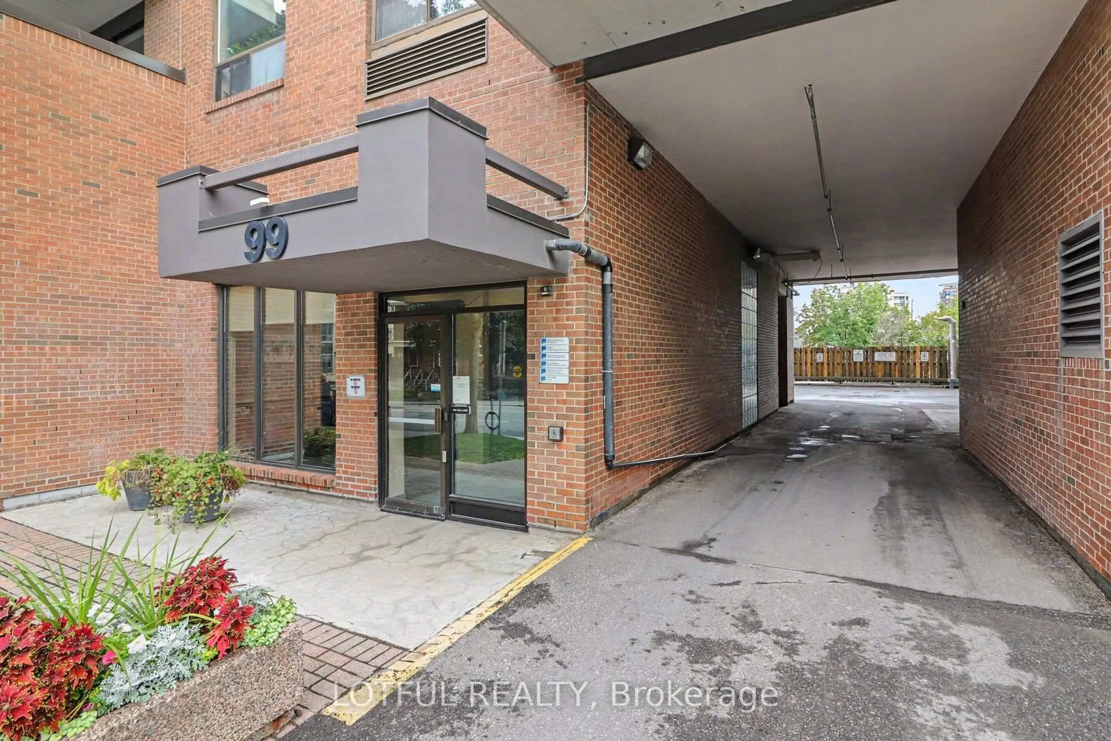 Indoor foyer for 99 Holland Ave #605, Ottawa Ontario K1Y 0Y1