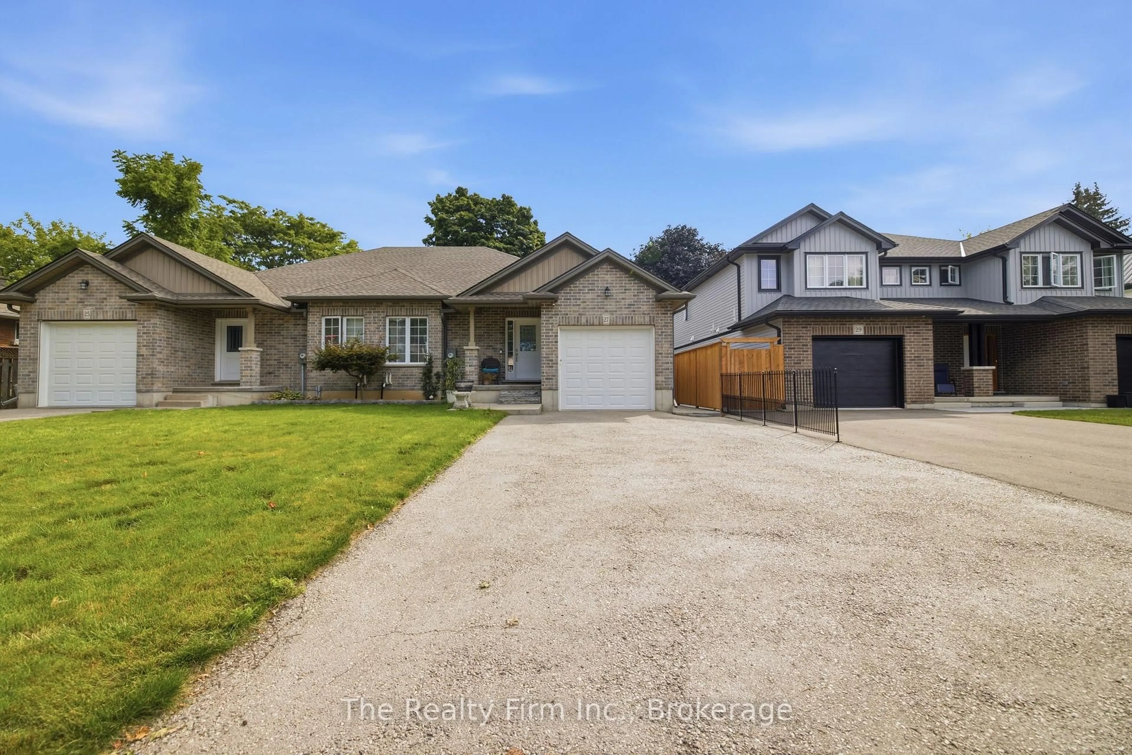 A pic from outside/outdoor area/front of a property/back of a property/a pic from drone, street for 27 Cronyn St, Woodstock Ontario N4S 3T4