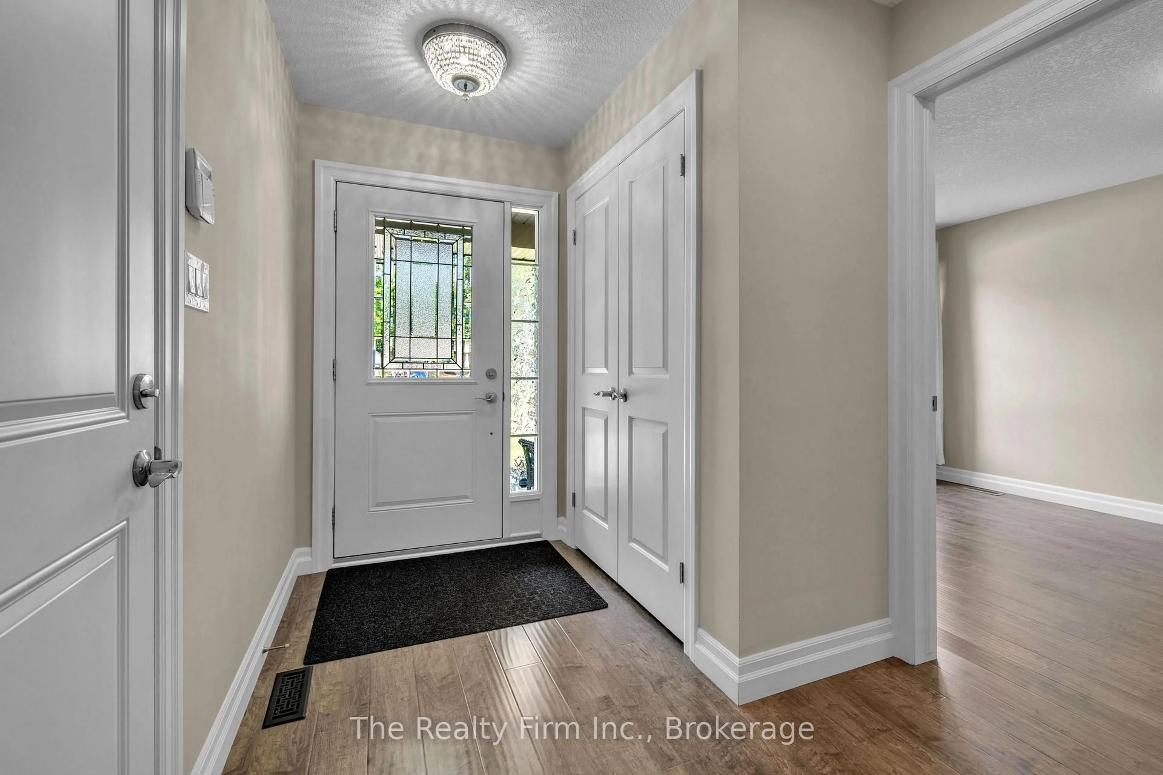 Indoor entryway for 27 Cronyn St, Woodstock Ontario N4S 3T4