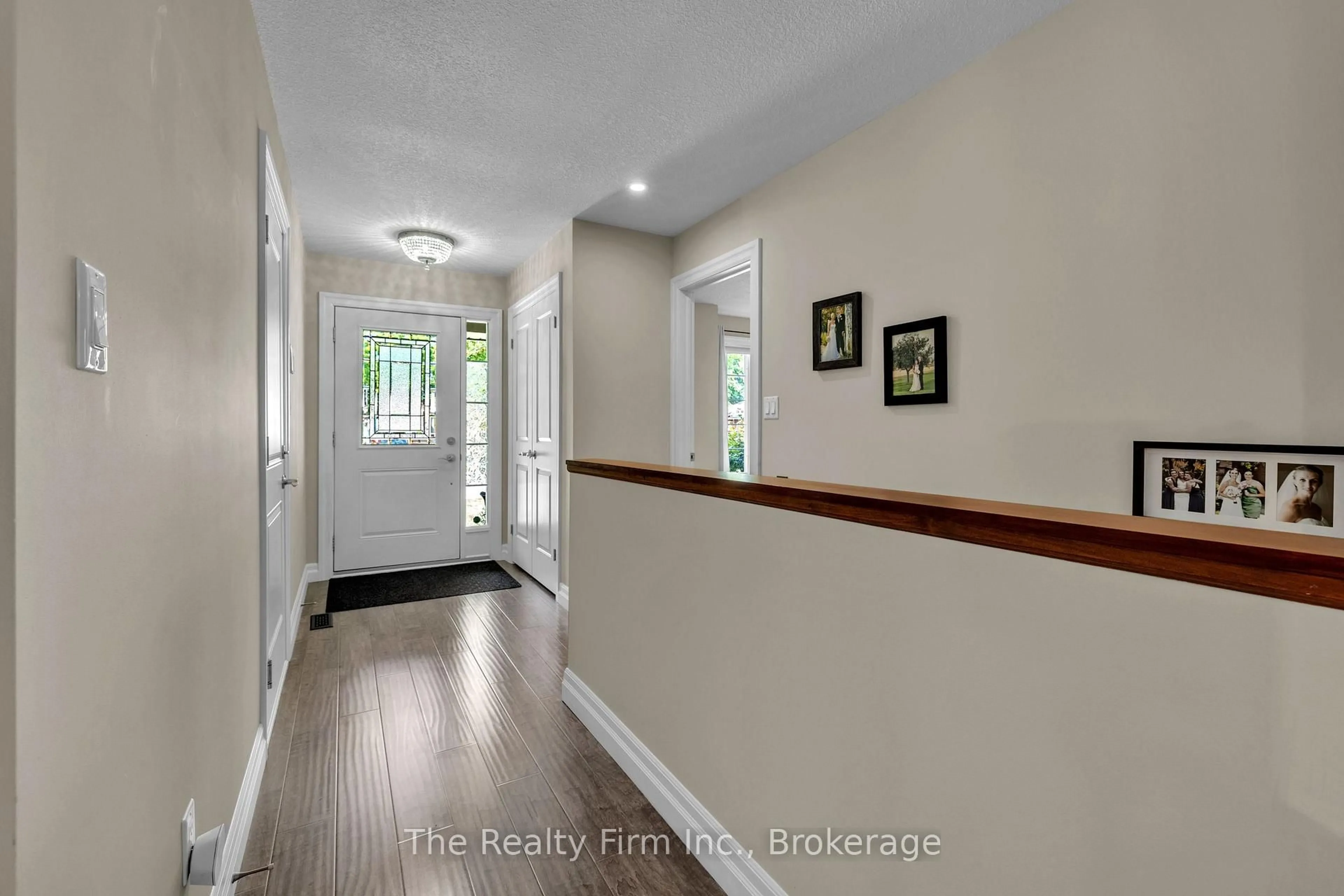 Indoor entryway for 27 Cronyn St, Woodstock Ontario N4S 3T4