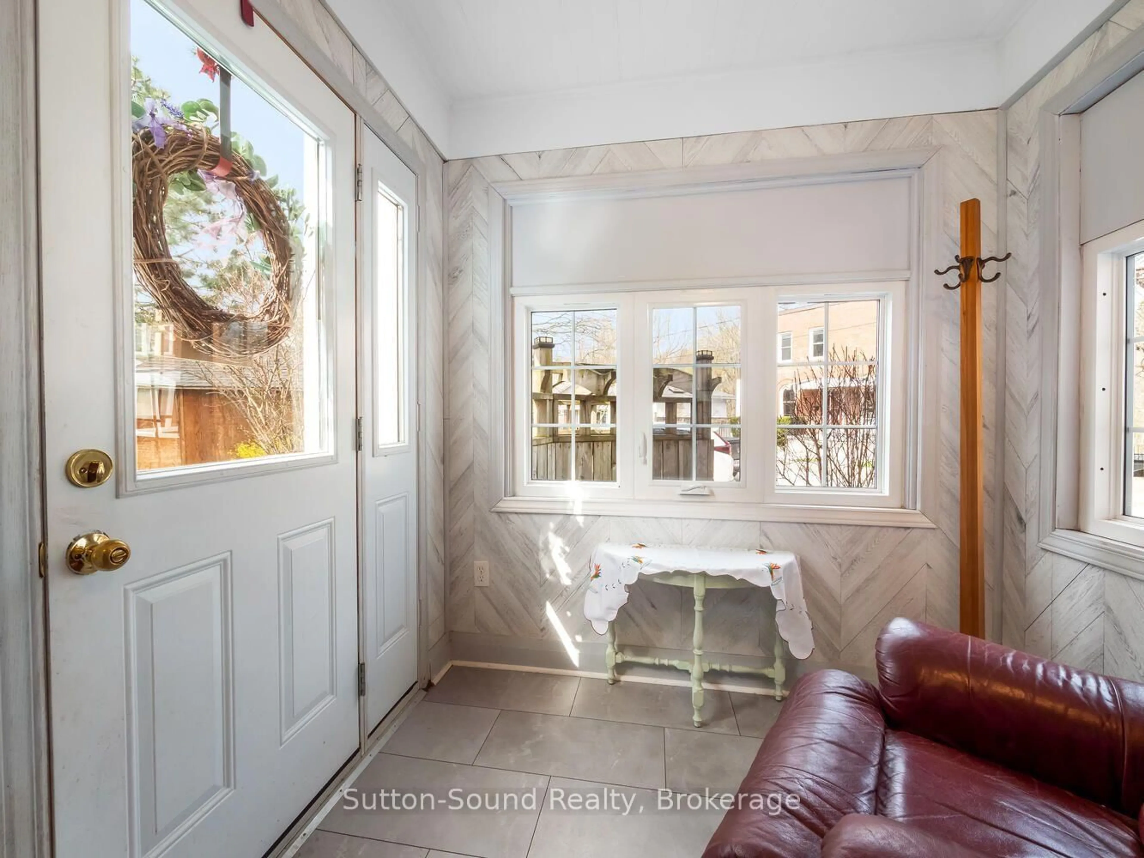 Indoor entryway for 155 5th A St, Owen Sound Ontario N4K 1C4