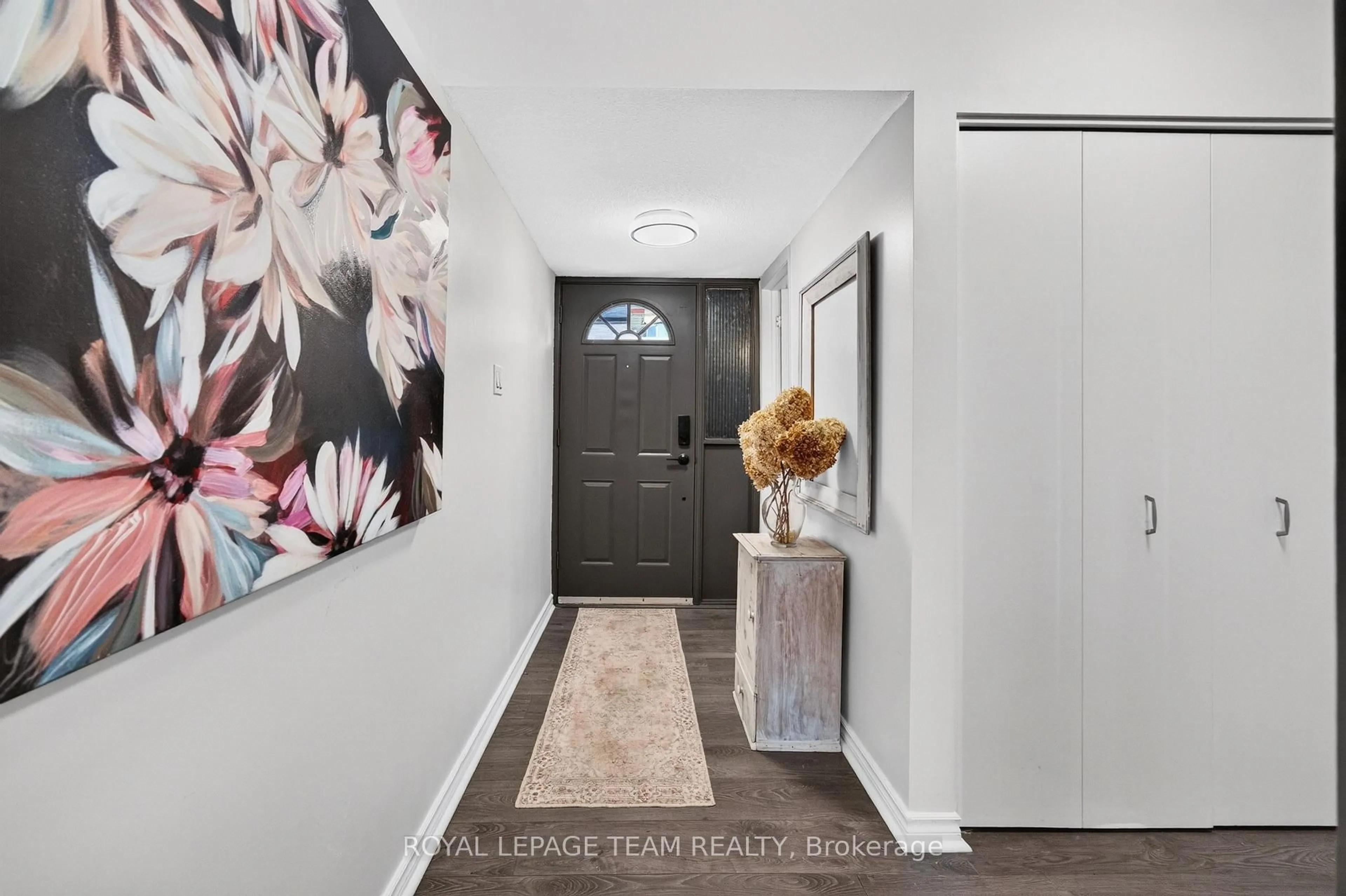 Indoor entryway for 3 ARNOLD Dr #F, Ottawa Ontario K2H 6V6