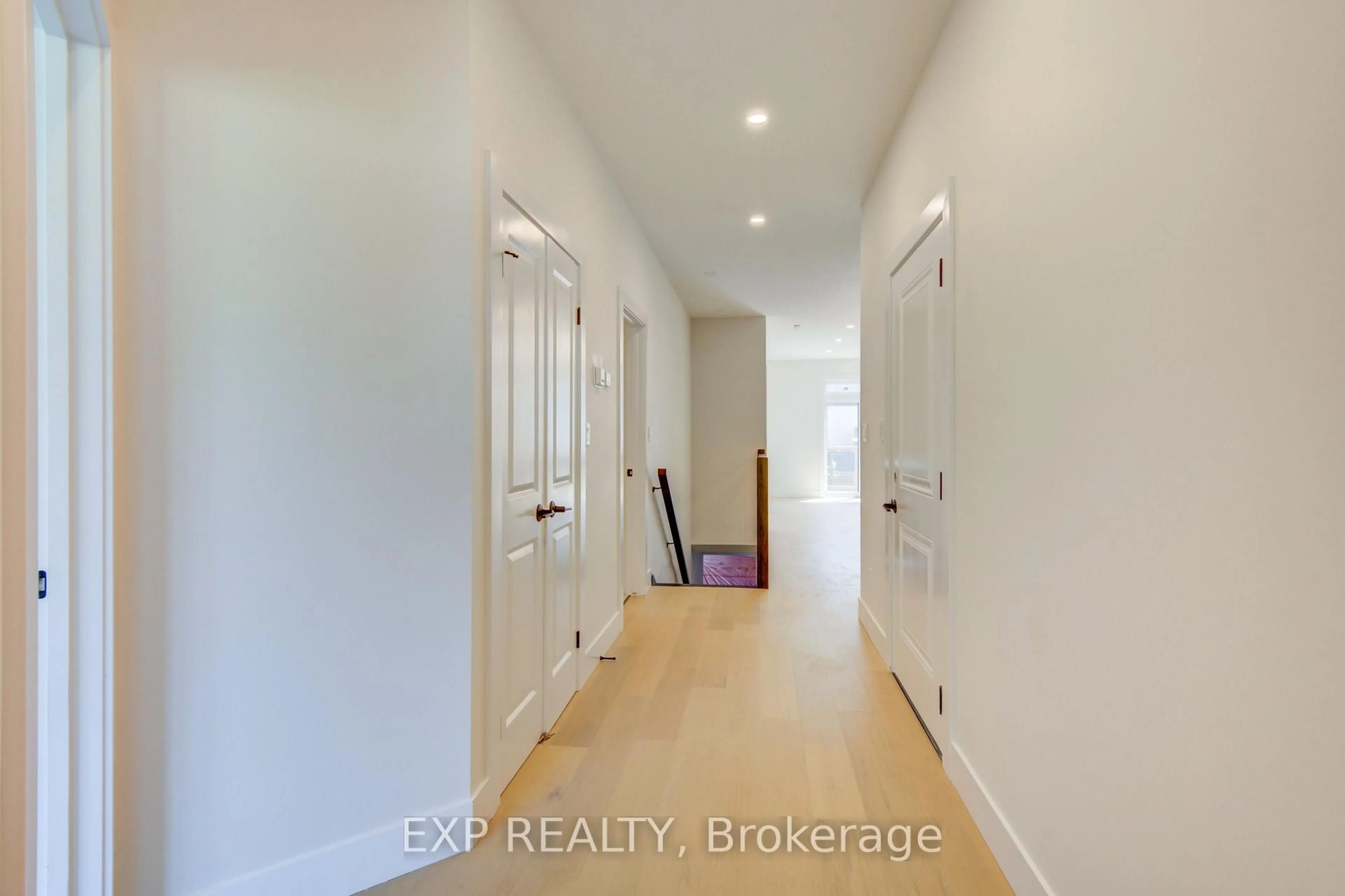 Indoor entryway for 5 South Court St, Norwich Ontario N0J 1P0