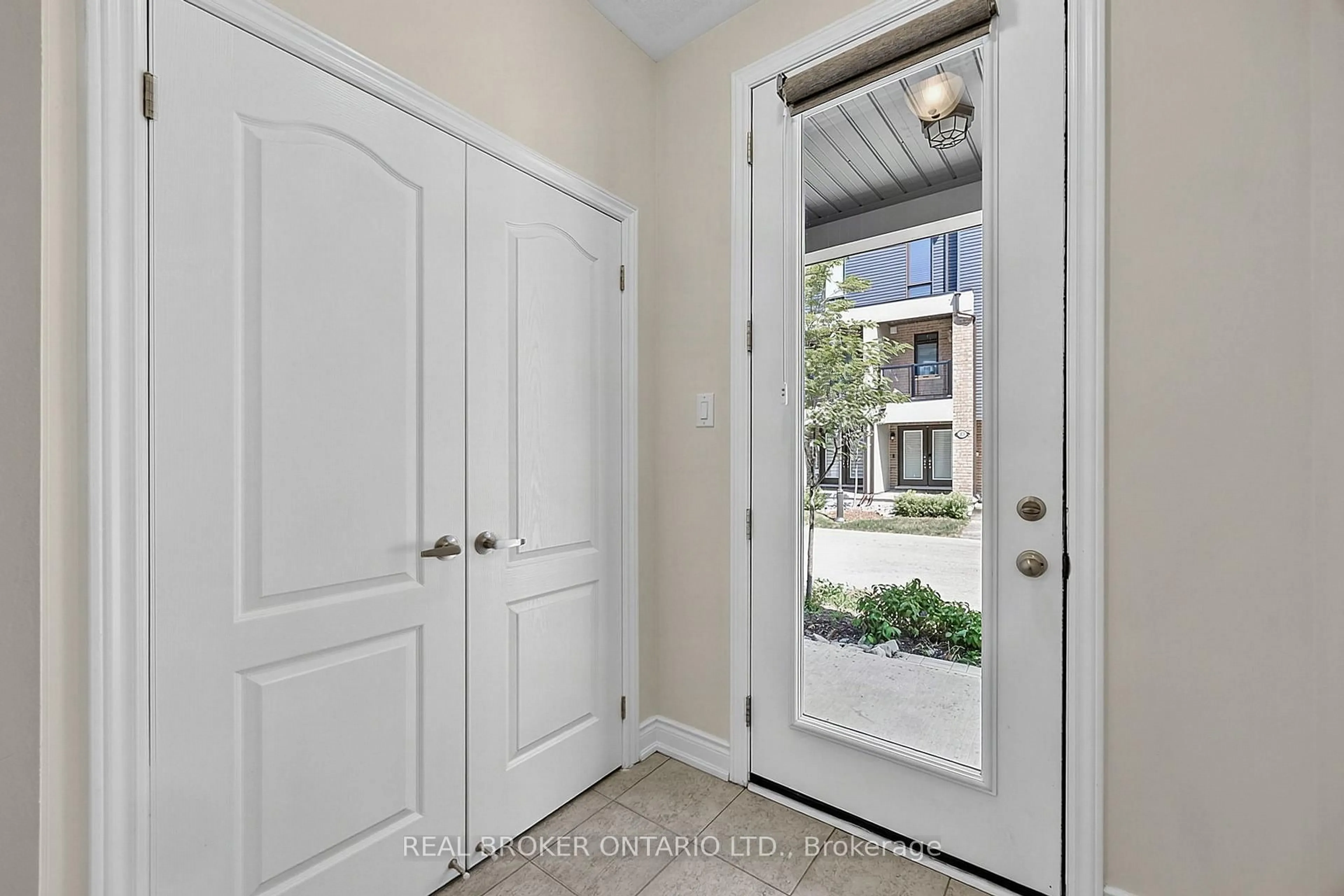 Indoor entryway for 82 Marina Village Dr, Georgian Bay Ontario L0K 1S0