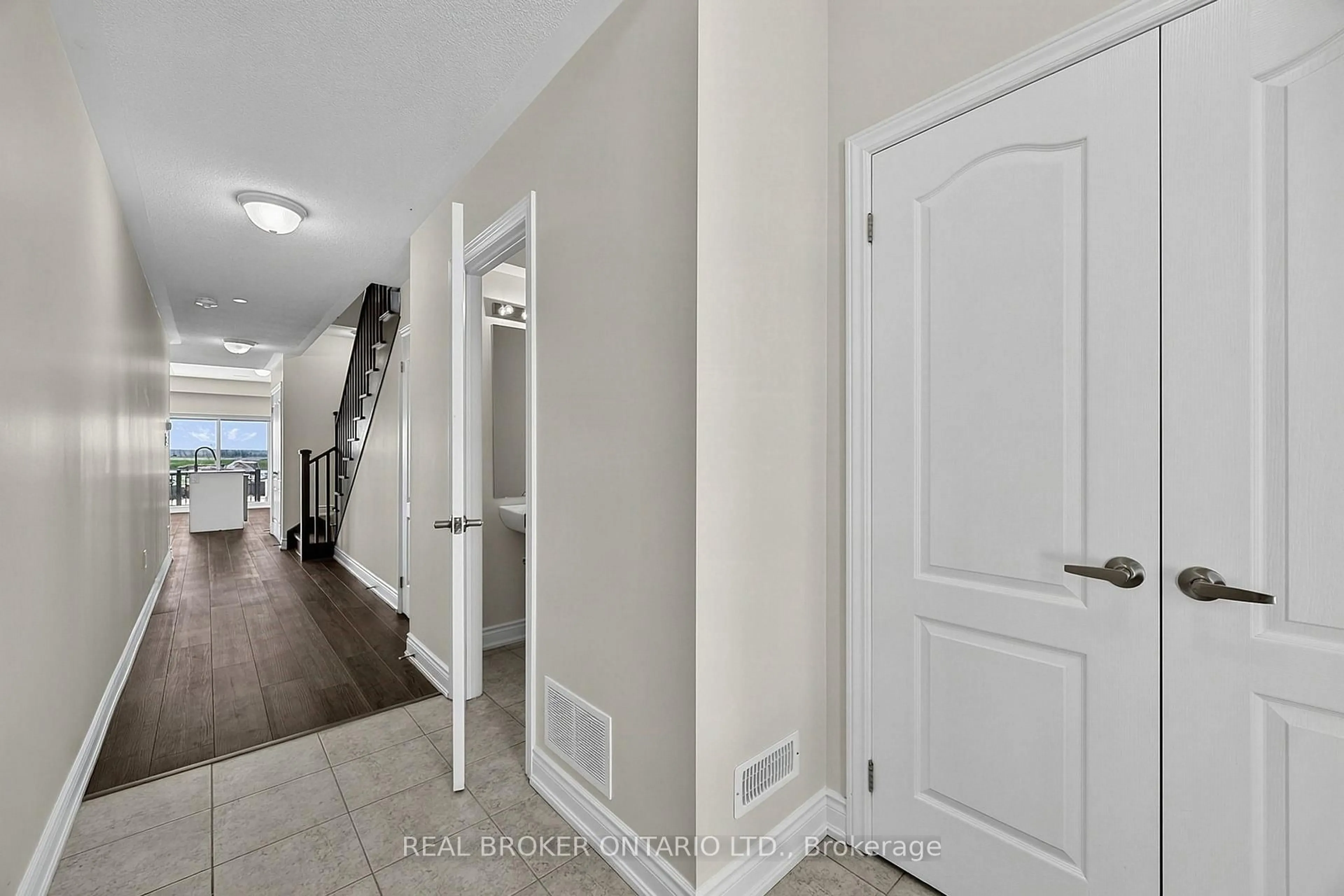 Indoor entryway for 82 Marina Village Dr, Georgian Bay Ontario L0K 1S0